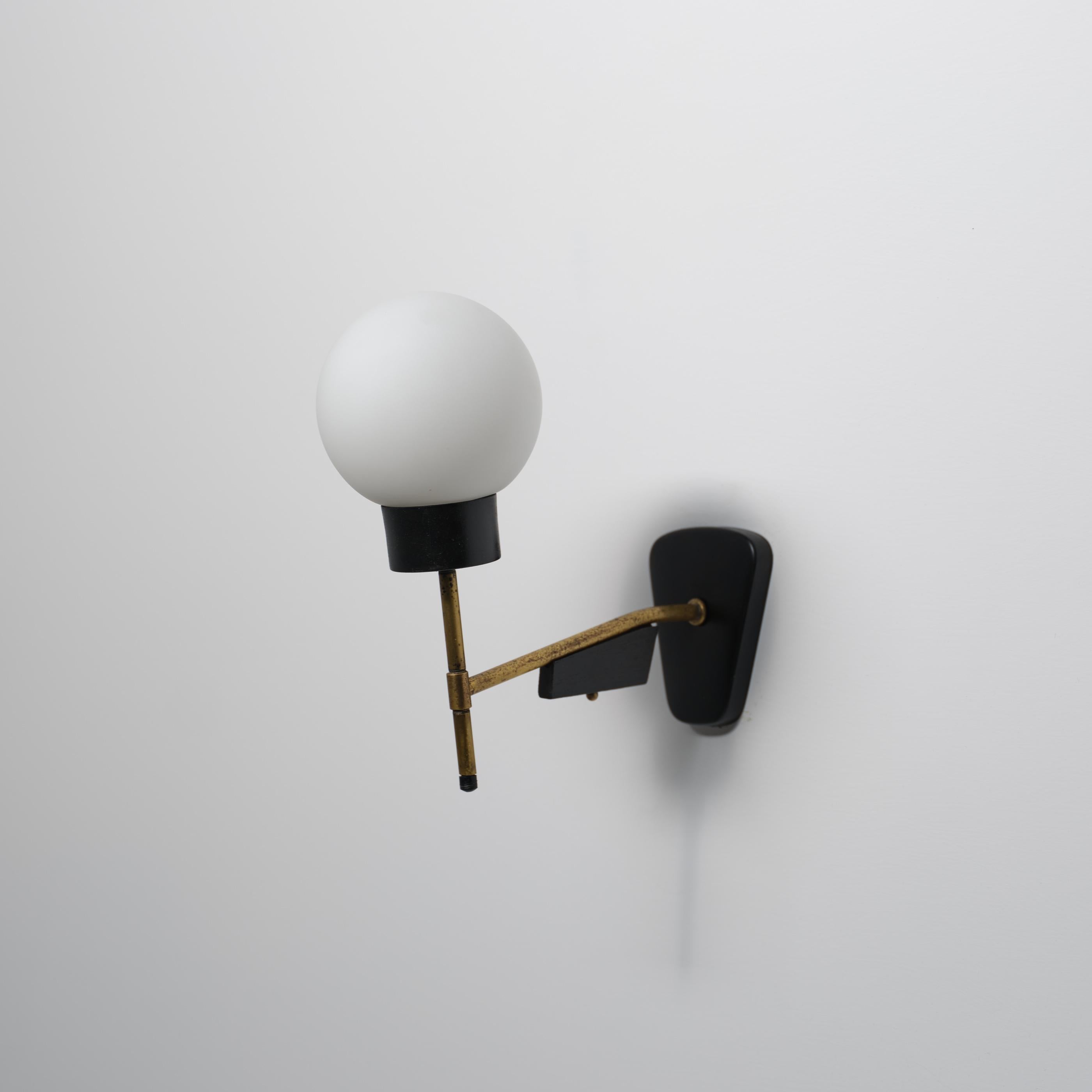 Aplique italiano de latón de los años 50 con pantalla de cristal opalino mediados del siglo XX en venta