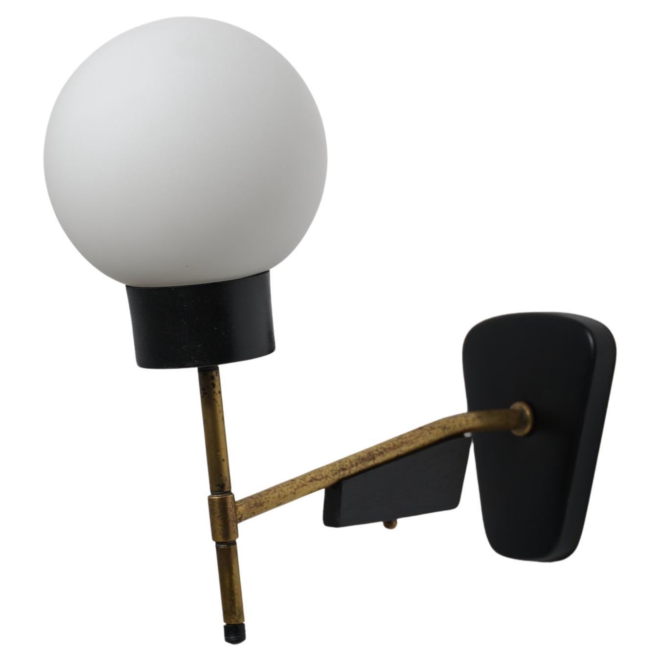 Aplique italiano de latón de los años 50 con pantalla de cristal opalino