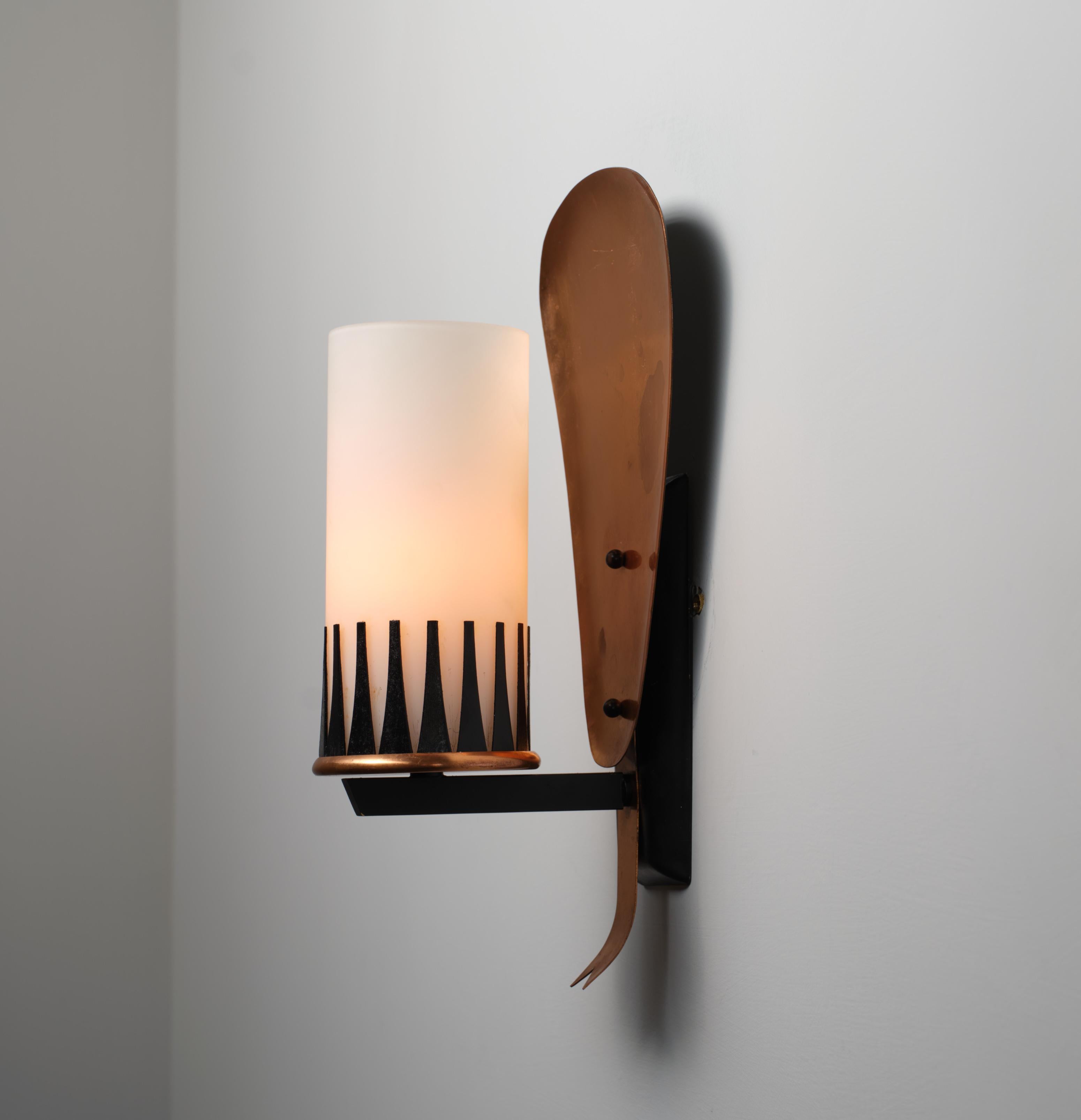 Italienischer Wandleuchter aus Bronze und schwarz lackiertem Stahl der 1950er Jahre mit Opalglas (Moderne der Mitte des Jahrhunderts) im Angebot