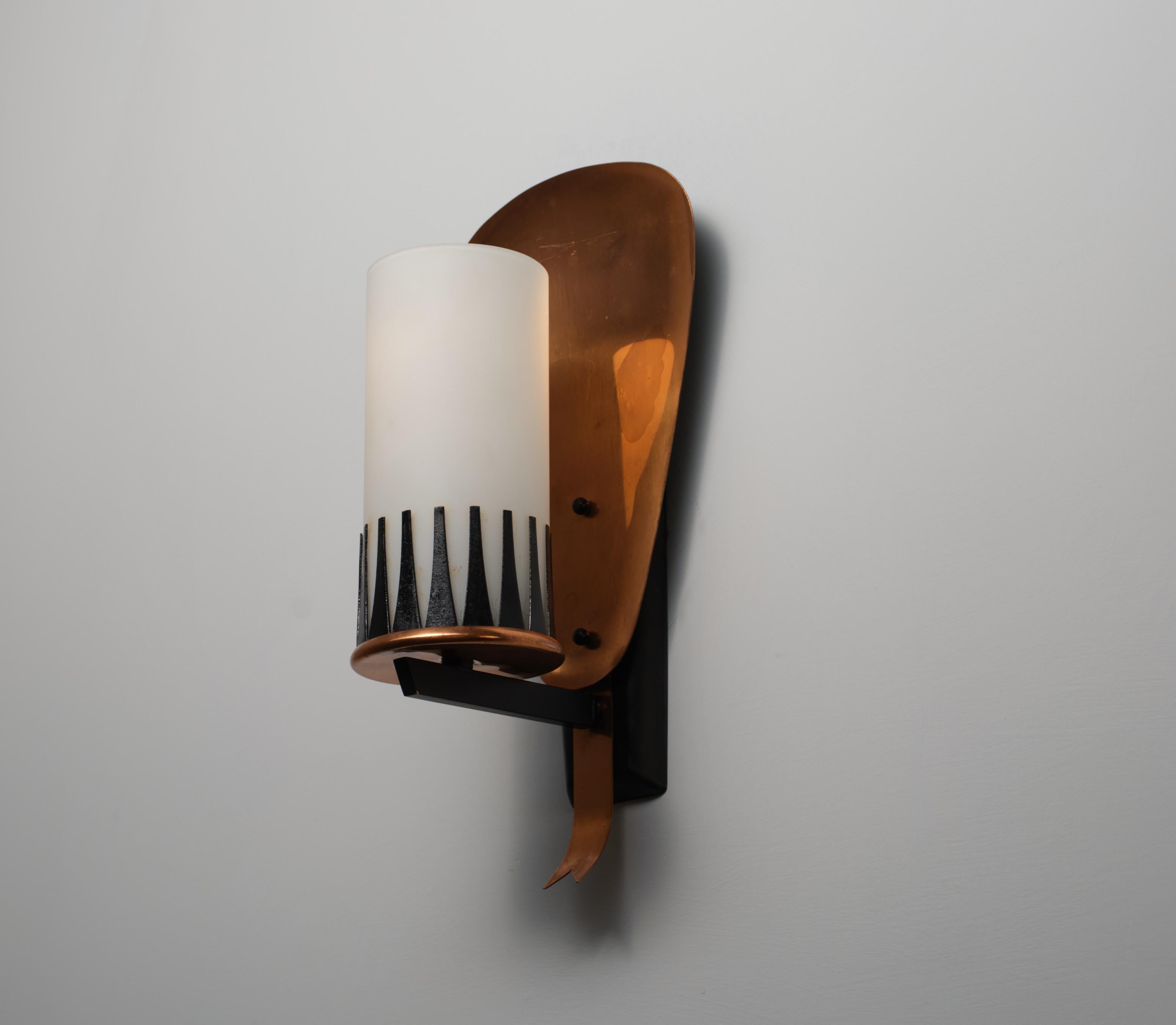 Italienischer Wandleuchter aus Bronze und schwarz lackiertem Stahl der 1950er Jahre mit Opalglas im Angebot 2