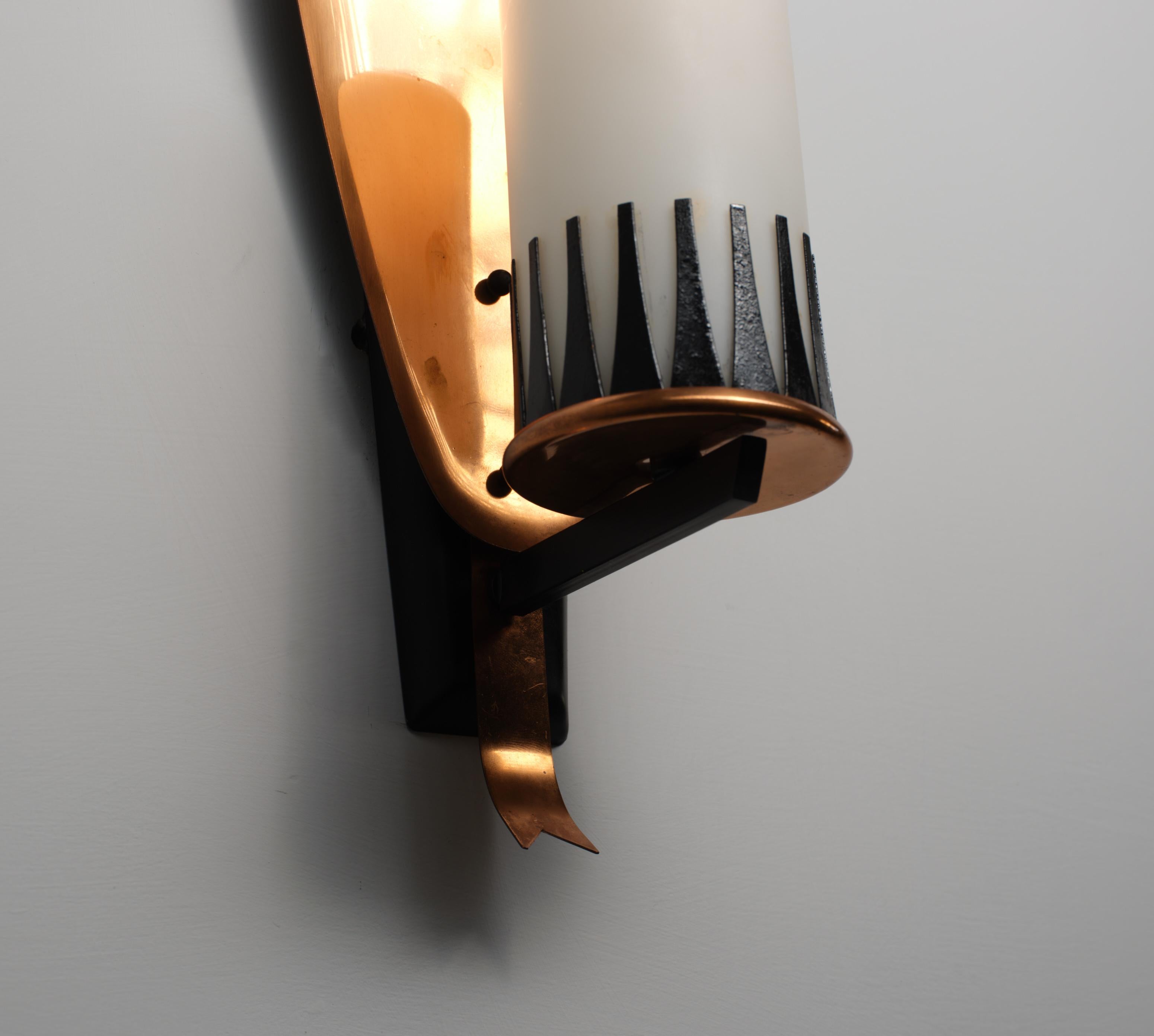 Italienischer Wandleuchter aus Bronze und schwarz lackiertem Stahl der 1950er Jahre mit Opalglas im Angebot 3