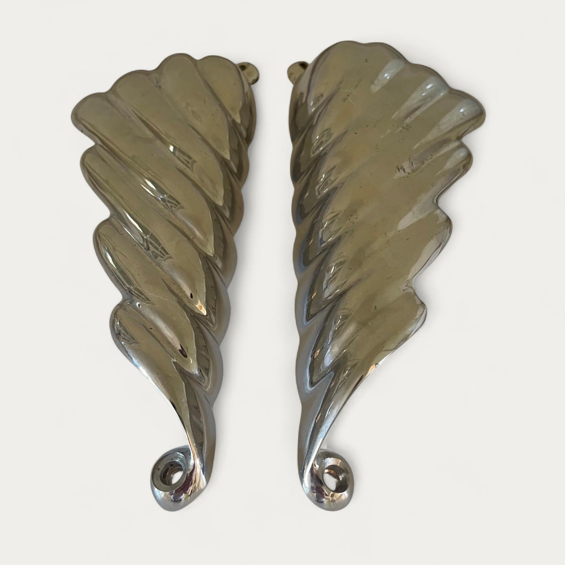 Due coppie di maniglie per porte italiane degli anni '50 rifinite in cromo e formate a forma di ali. 