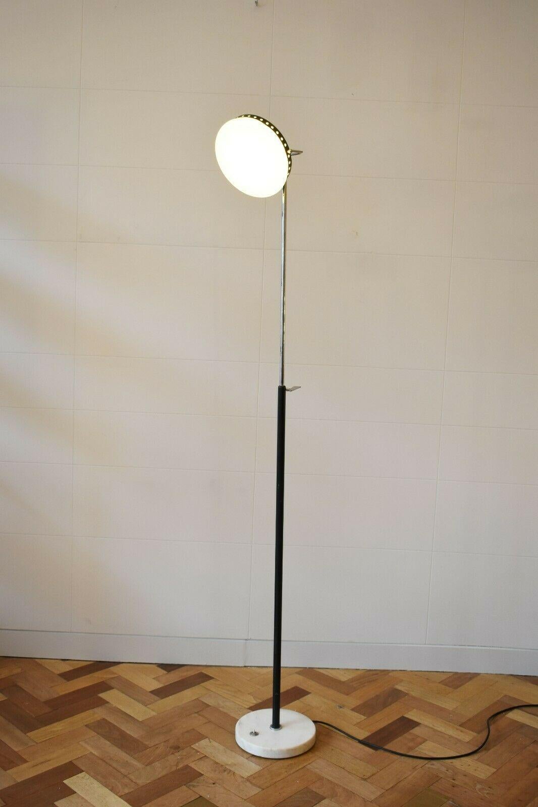Italienischer Milchglasschirm aus den 1950er Jahren mit verchromtem und schwarz lackiertem Rohrsockel auf einem runden Marmorsockel, von Stillux.

Diese schlichte und elegante Mid-Century Modern-Lampe (sowohl die Leuchte als auch der Stiel) ist so