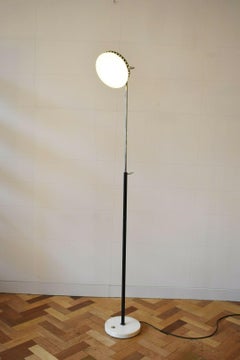 Lampada da terra italiana anni '50 in cromo con vetro smerigliato e base in marmo di Stillux