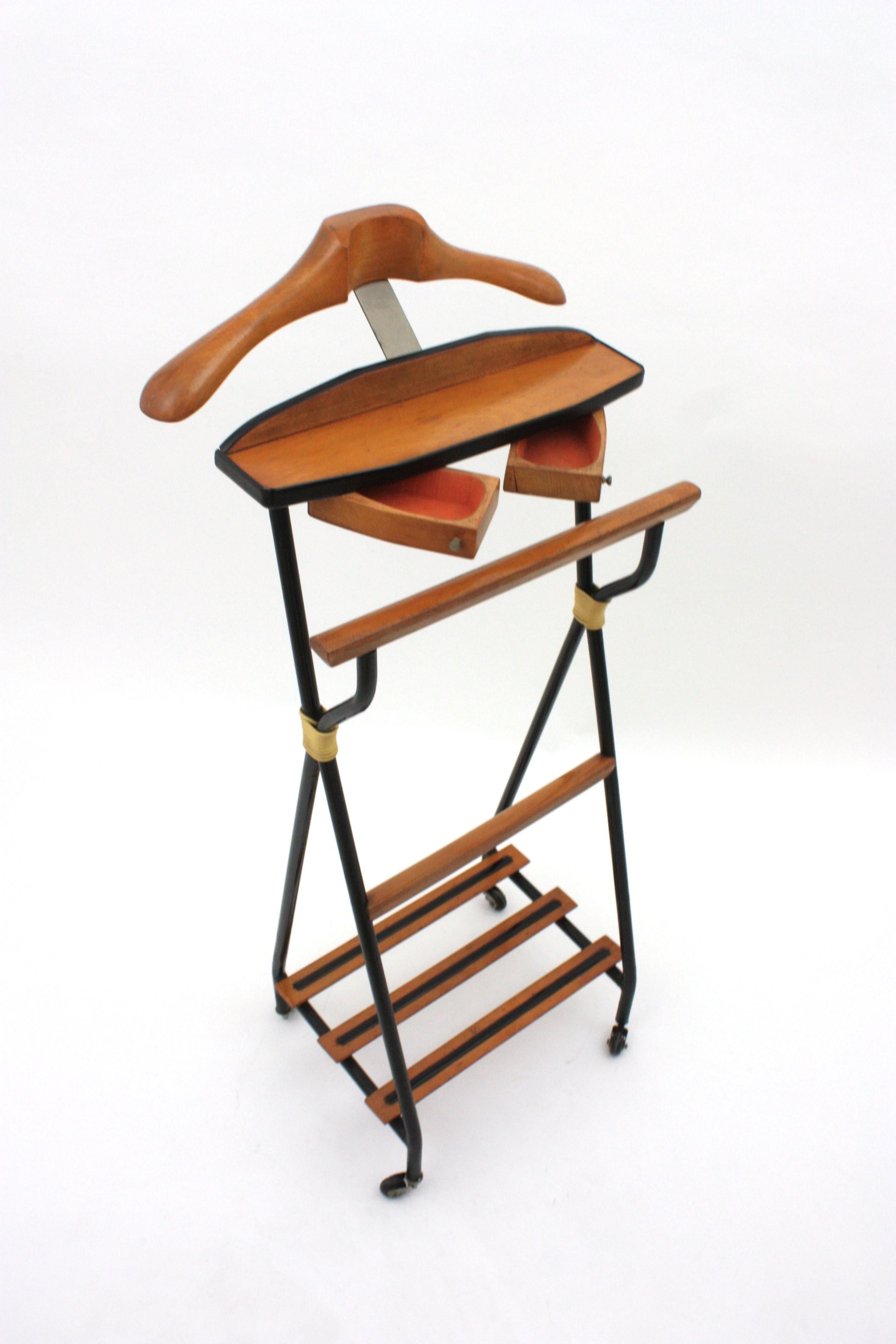 Italian 1950s Clothes Valet Stand in Black Metal and Wood In Good Condition For Sale In Barcelona, ES