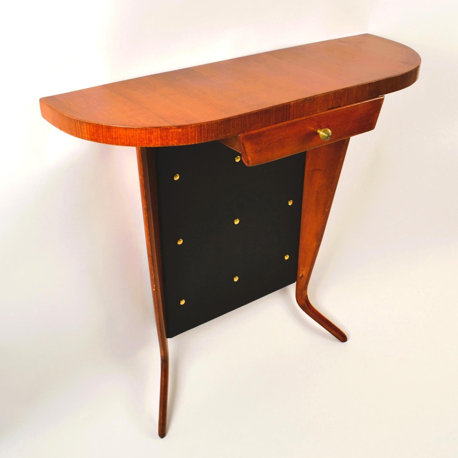 Elegante e  raffinata consolle compatta da parete con cassetto centrale e maniglia in ottone, Italia 1950 Mid-Century Modern. Questo pezzo è in perfette condizioni vintage, è appoggiato a una parete e fissato con due supporti. La sezione tra le due