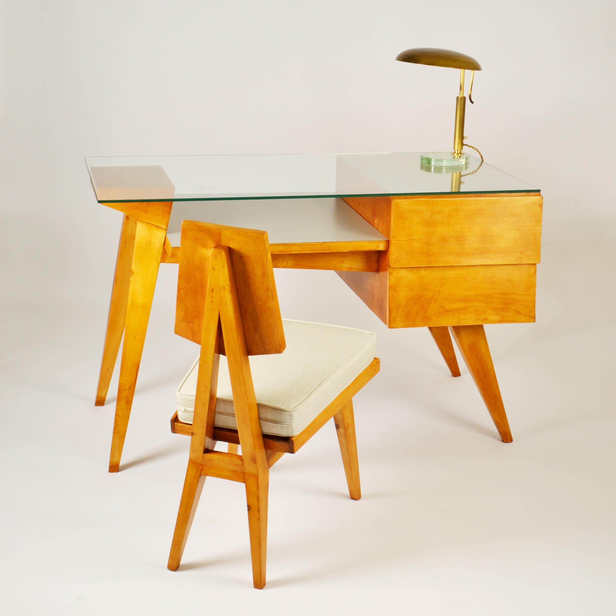 Italienischer Schreibtisch und Stuhl aus den 1950er Jahren in der Art von Gio Ponti (Moderne der Mitte des Jahrhunderts) im Angebot