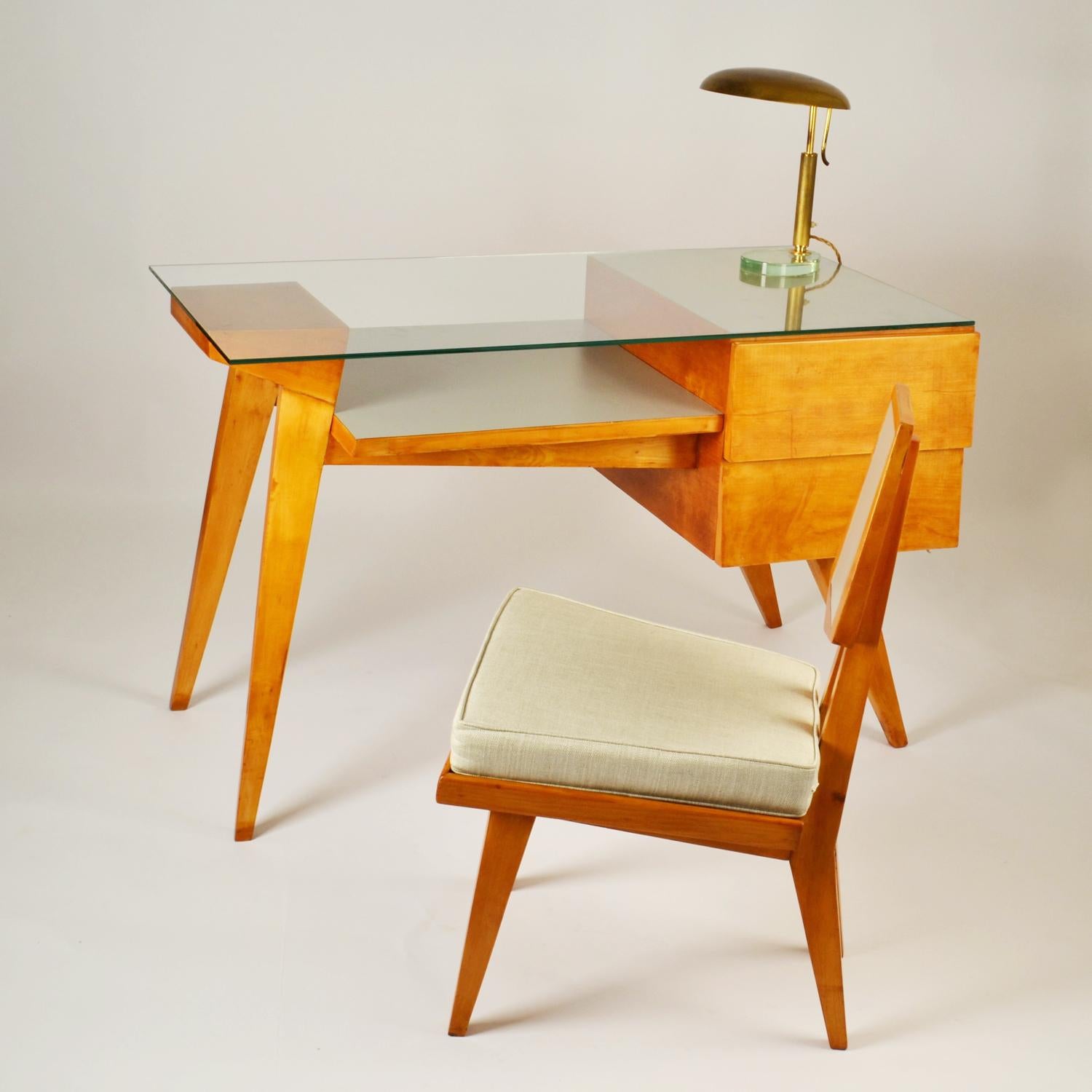 Italienischer Schreibtisch und Stuhl aus den 1950er Jahren in der Art von Gio Ponti im Zustand „Hervorragend“ im Angebot in London, GB