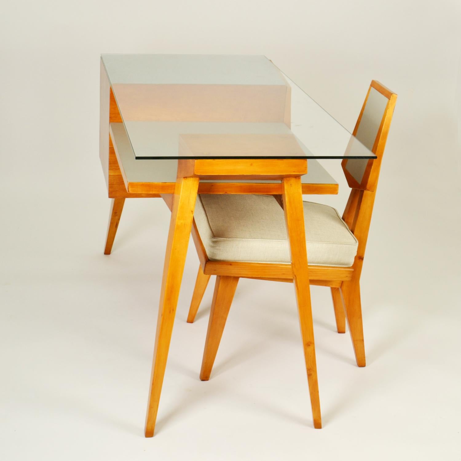 Italienischer Schreibtisch und Stuhl aus den 1950er Jahren in der Art von Gio Ponti (Leinen) im Angebot