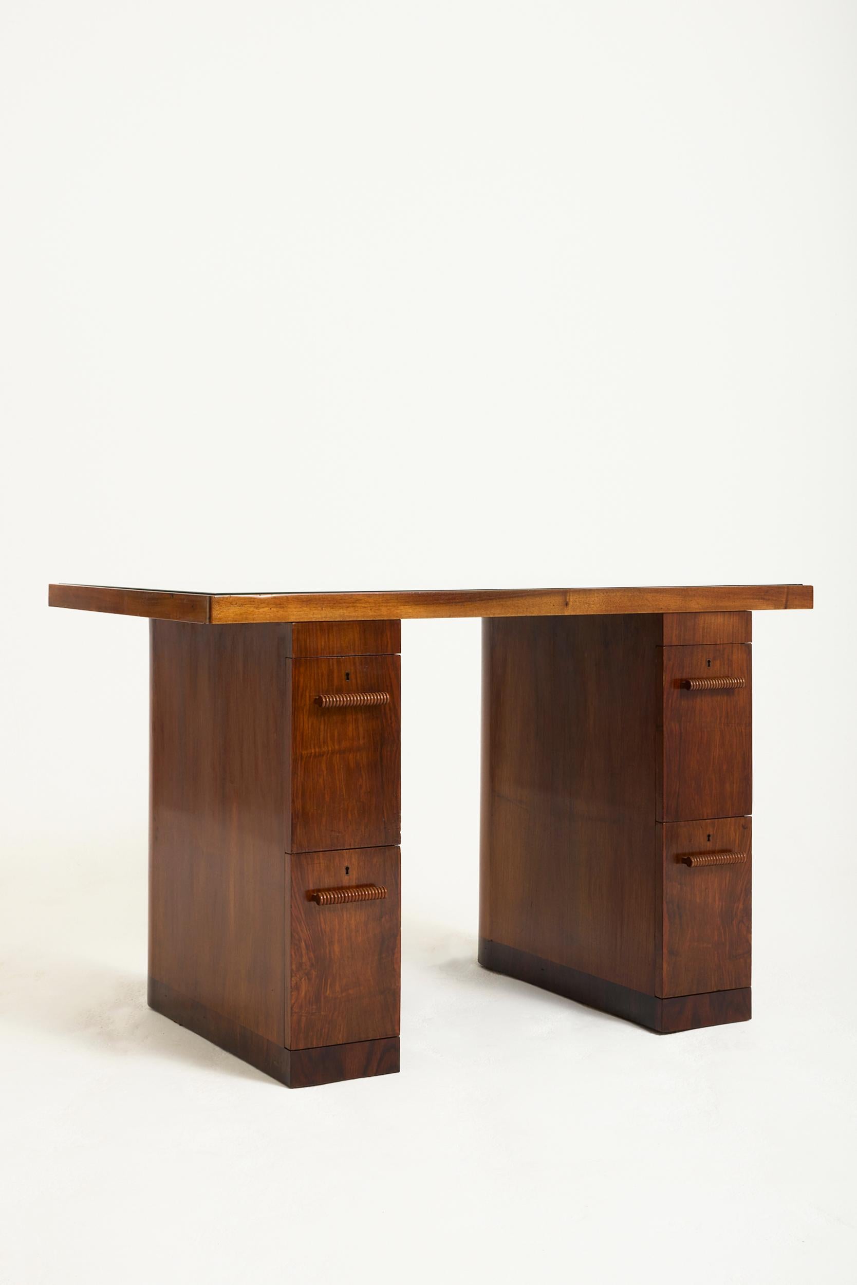 Schreibtisch aus Nussbaum und Obstholz mit Glasplatte, optional mit Glasplatte
Italien, ca. 1950
