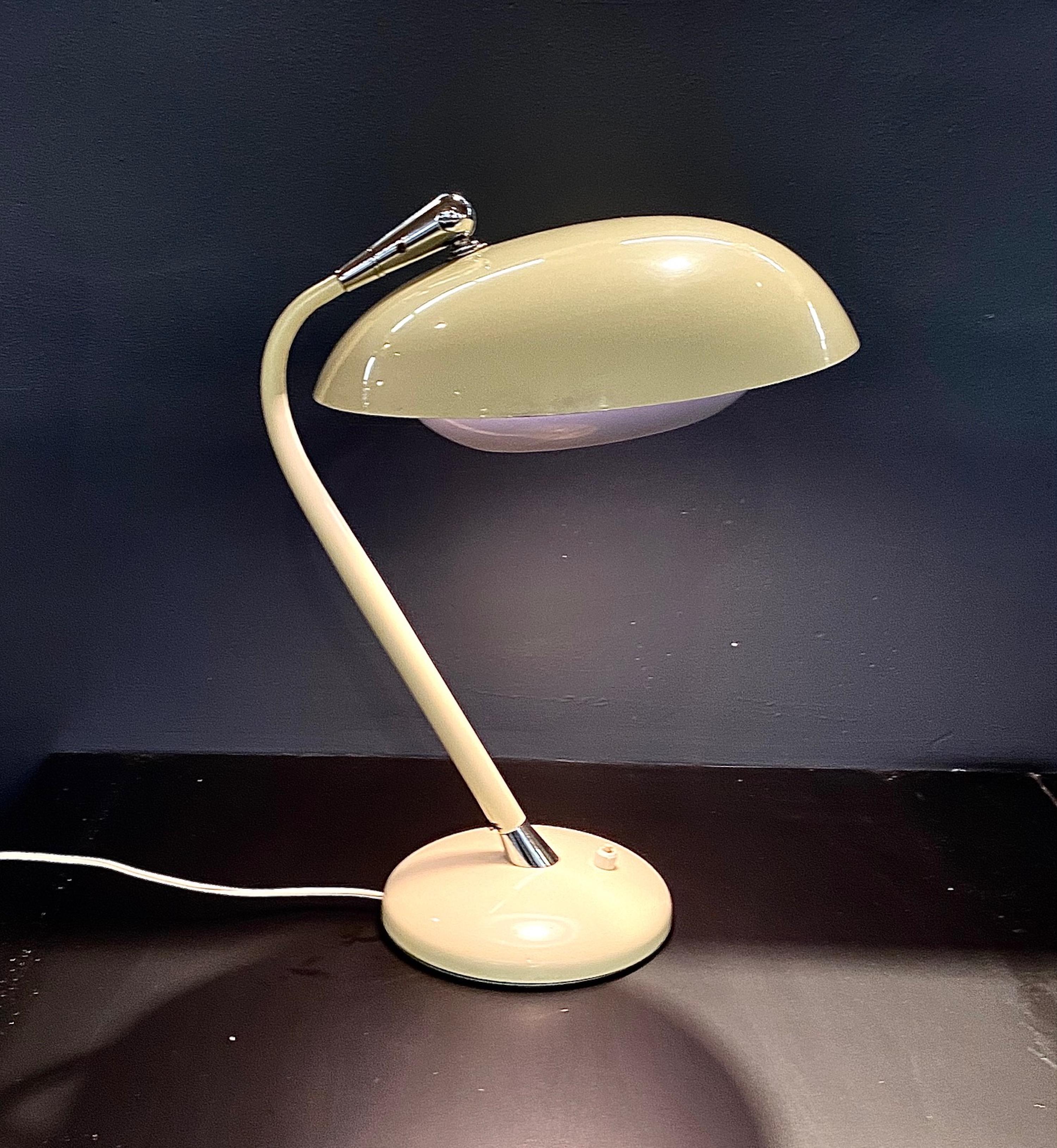 Lampe de bureau émaillée italienne des années 1950 en vente 9