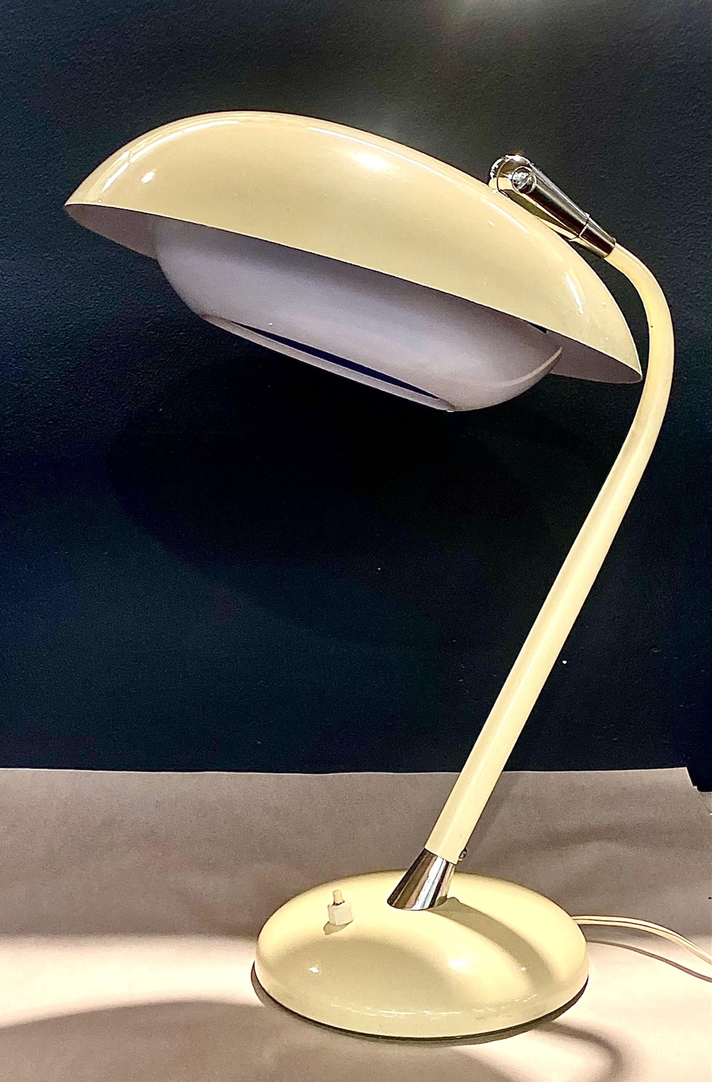 Lampe de bureau italienne des années 1950 en ivoire émaillé. D'origine, difuseur émaillé blanc sous abat-jour.
une prise standard, angle d'ombrage réglable.