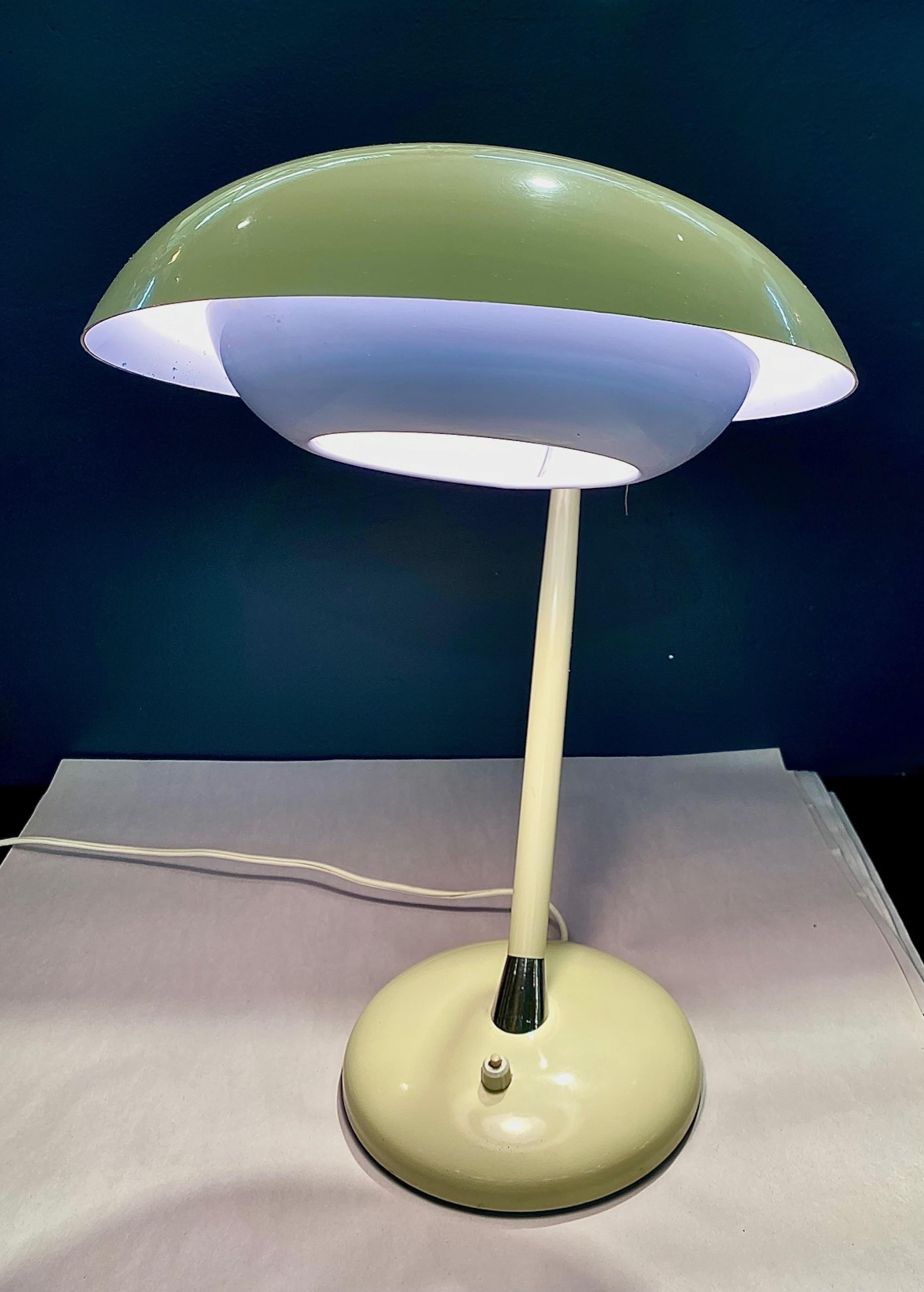 Lampe de bureau émaillée italienne des années 1950 Bon état - En vente à New York, NY