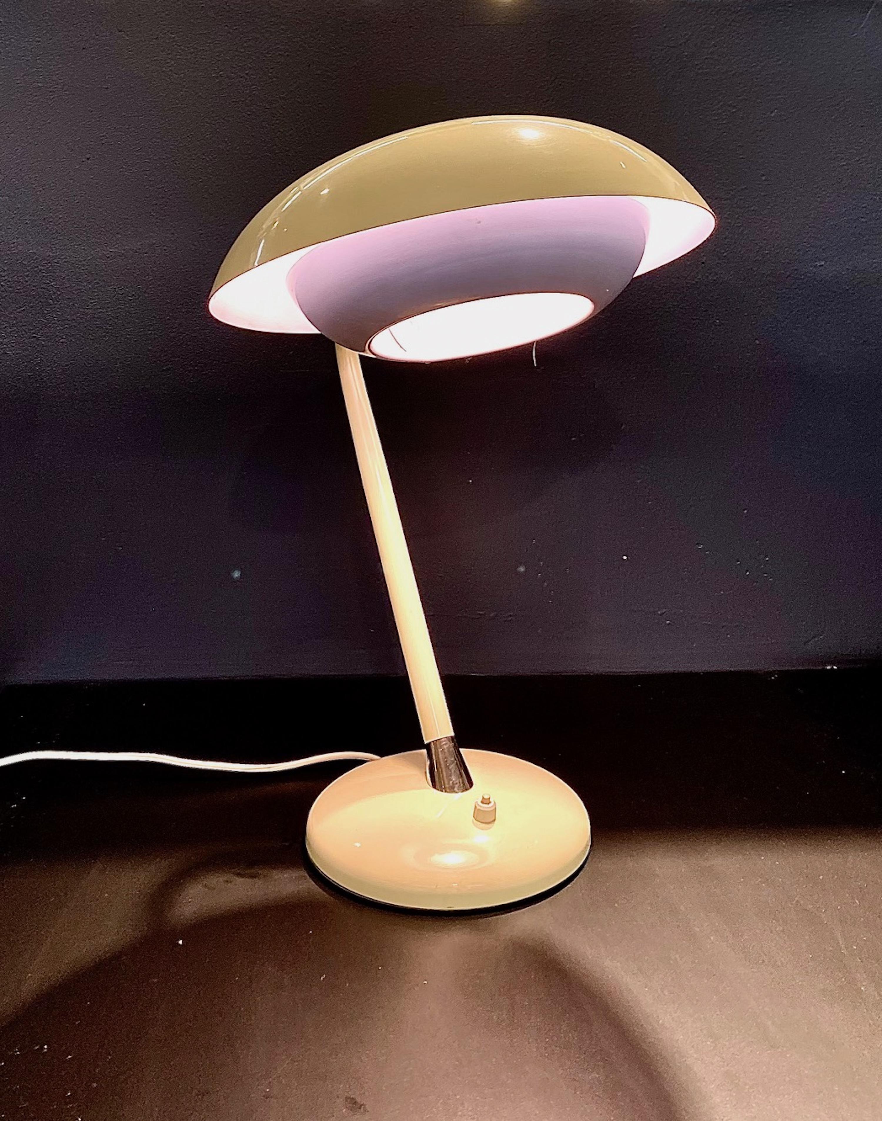 Milieu du XXe siècle Lampe de bureau émaillée italienne des années 1950 en vente