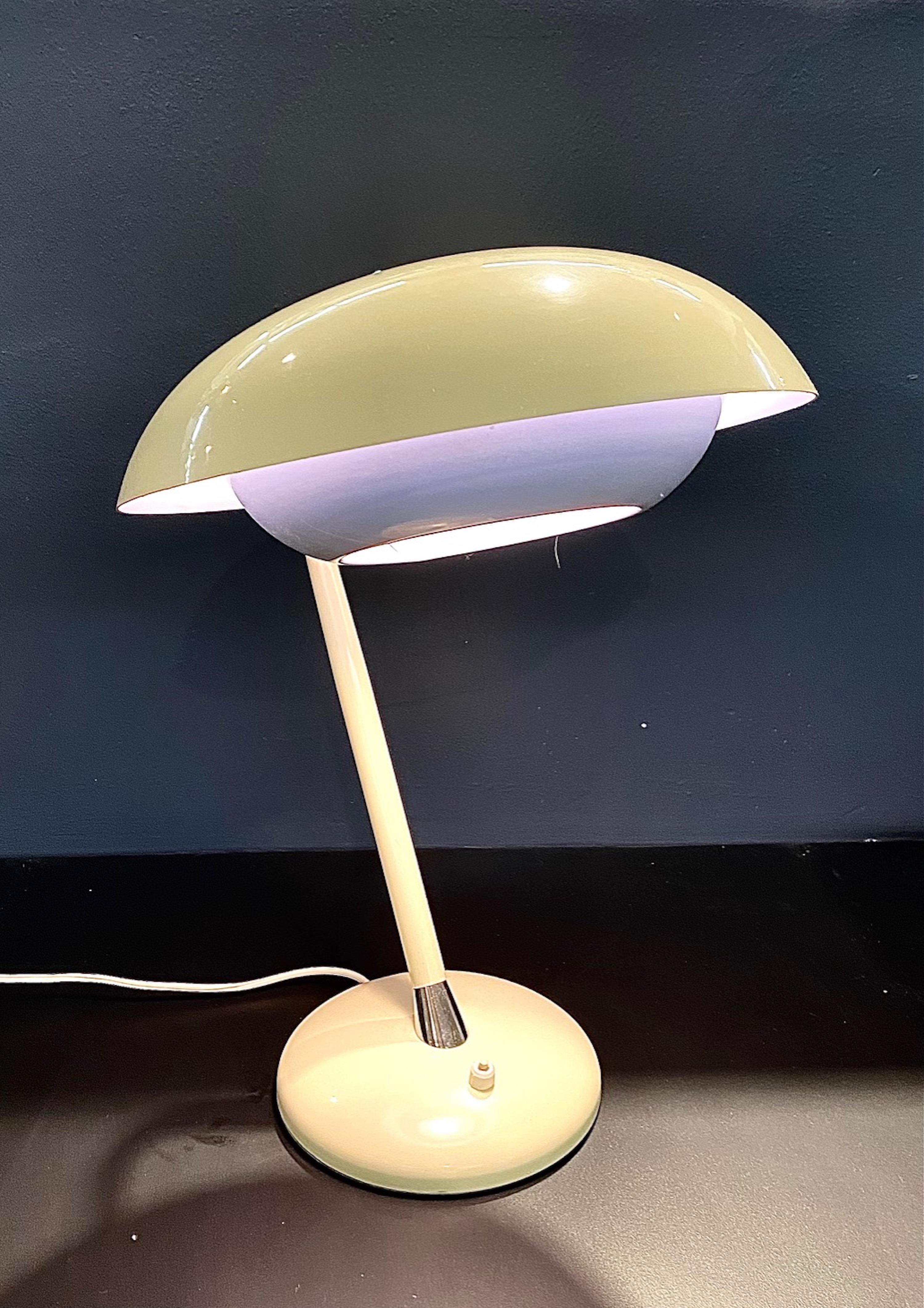 Italian 1950s Enameled Desk/Table Lamp For Sale 1