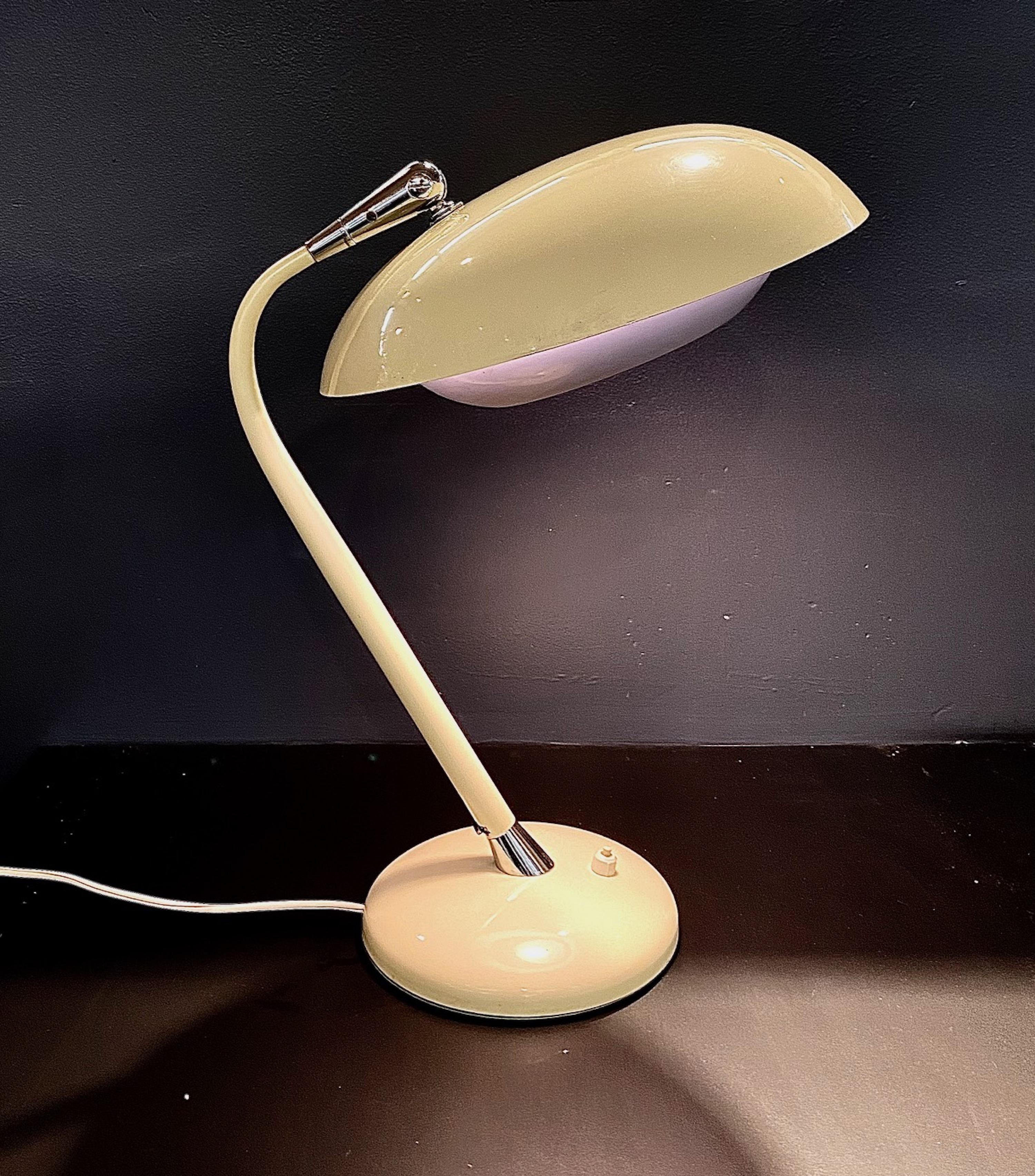 Lampe de bureau émaillée italienne des années 1950 en vente 1
