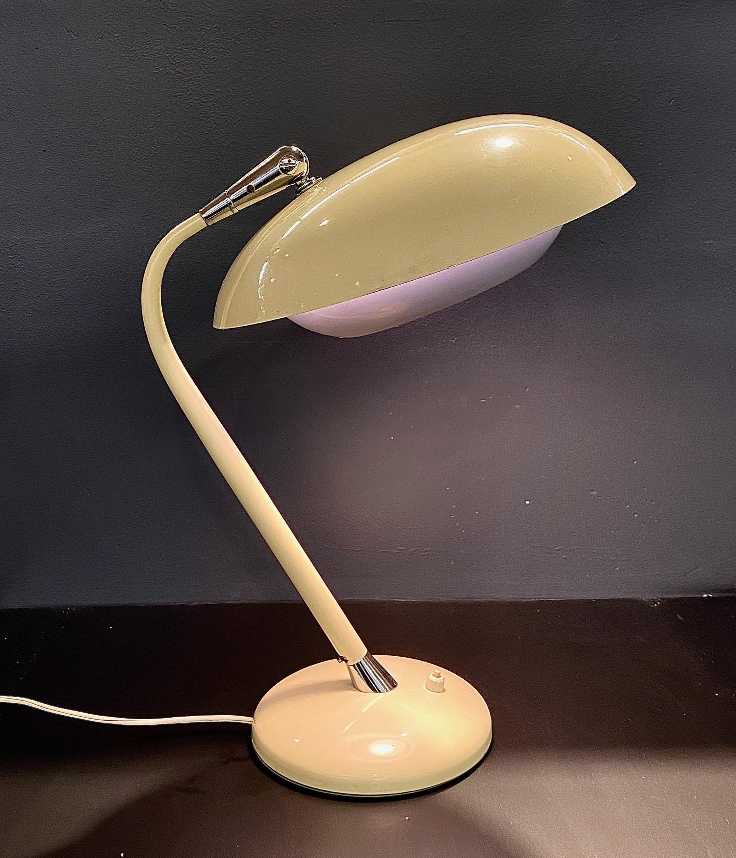 Lampe de bureau émaillée italienne des années 1950 en vente 2