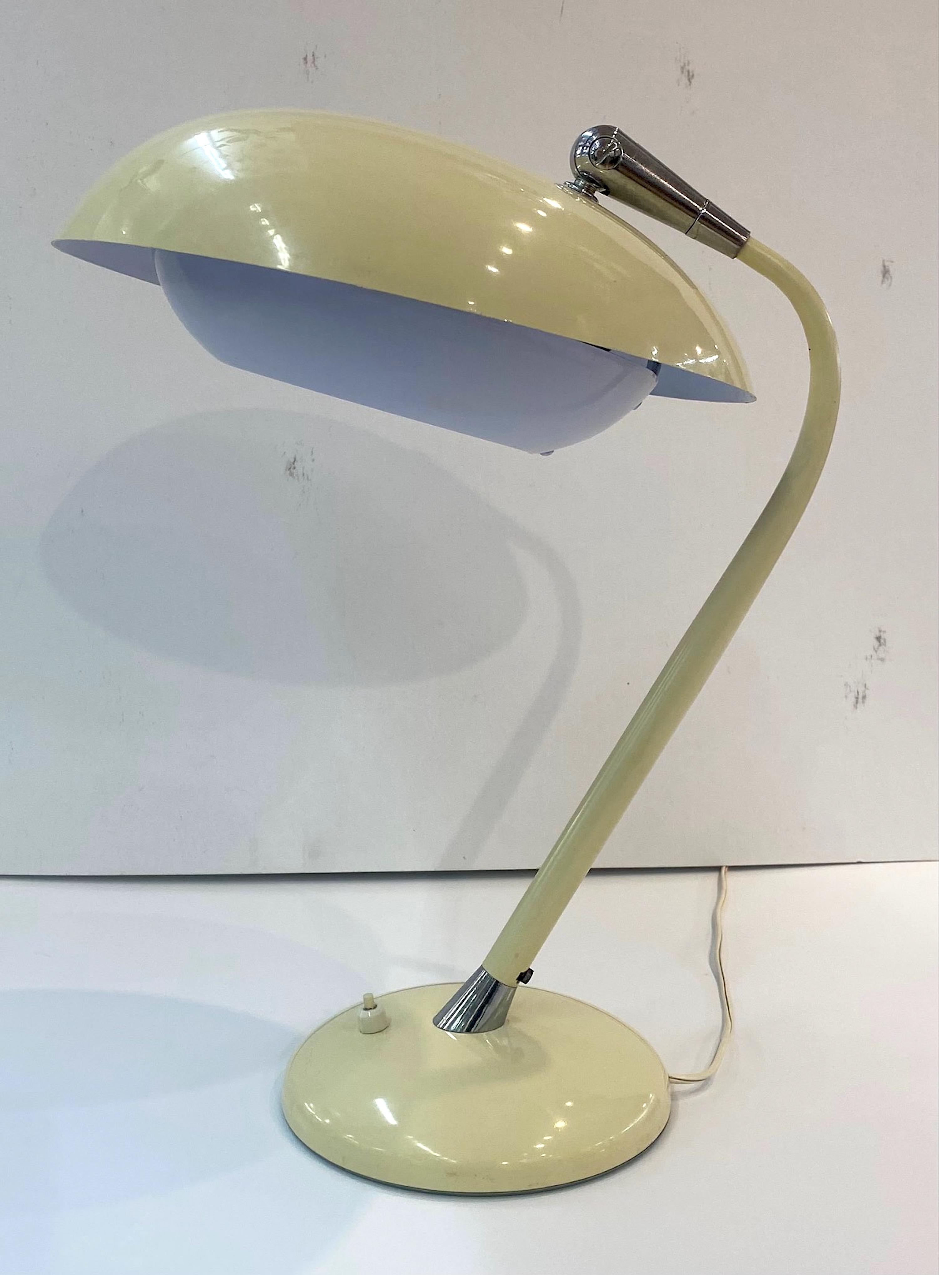 Lampe de bureau émaillée italienne des années 1950 en vente 3