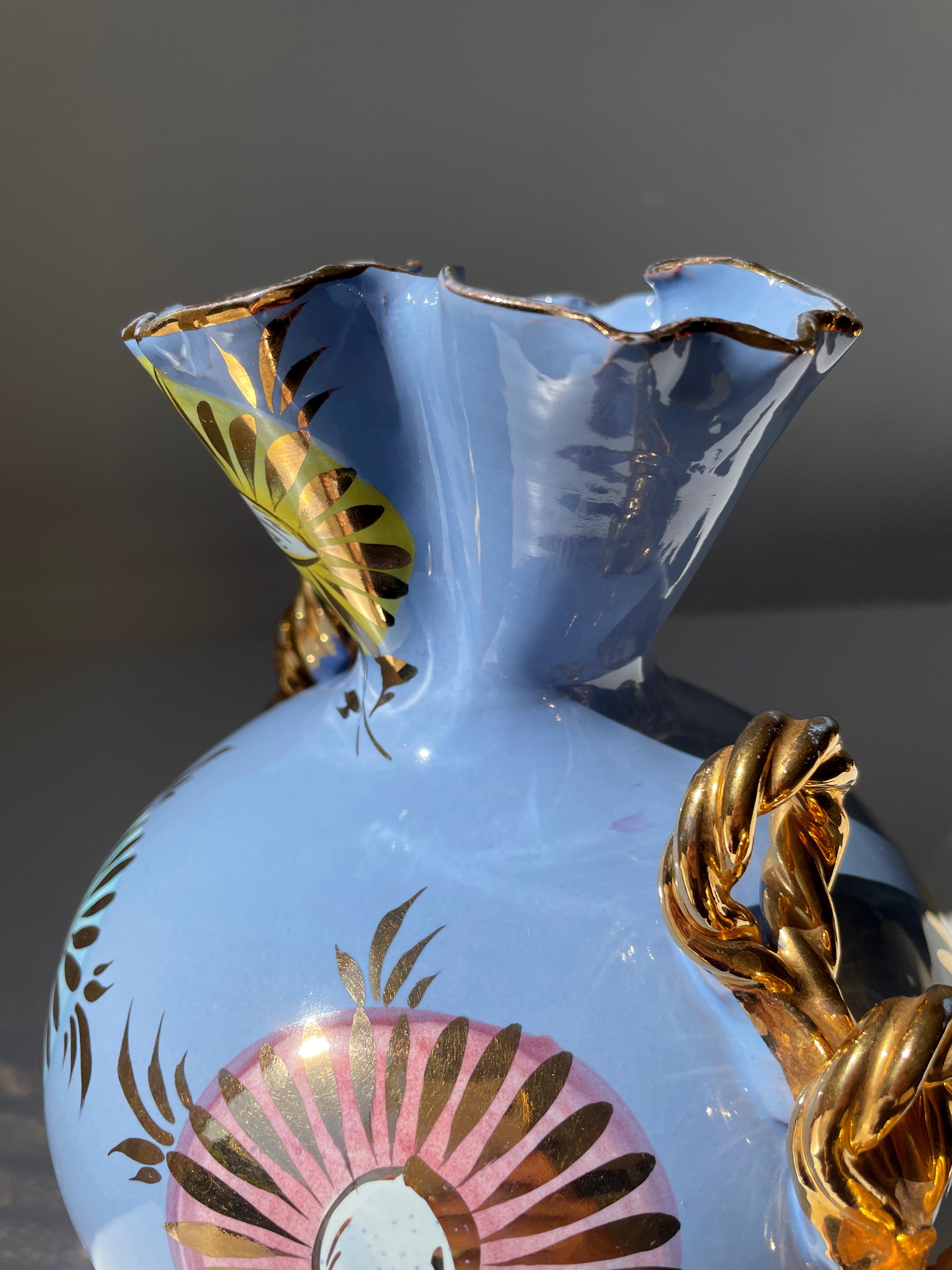 XX secolo Vaso italiano Fiamma del 1950 con decoro floreale azzurro e dorato in vendita