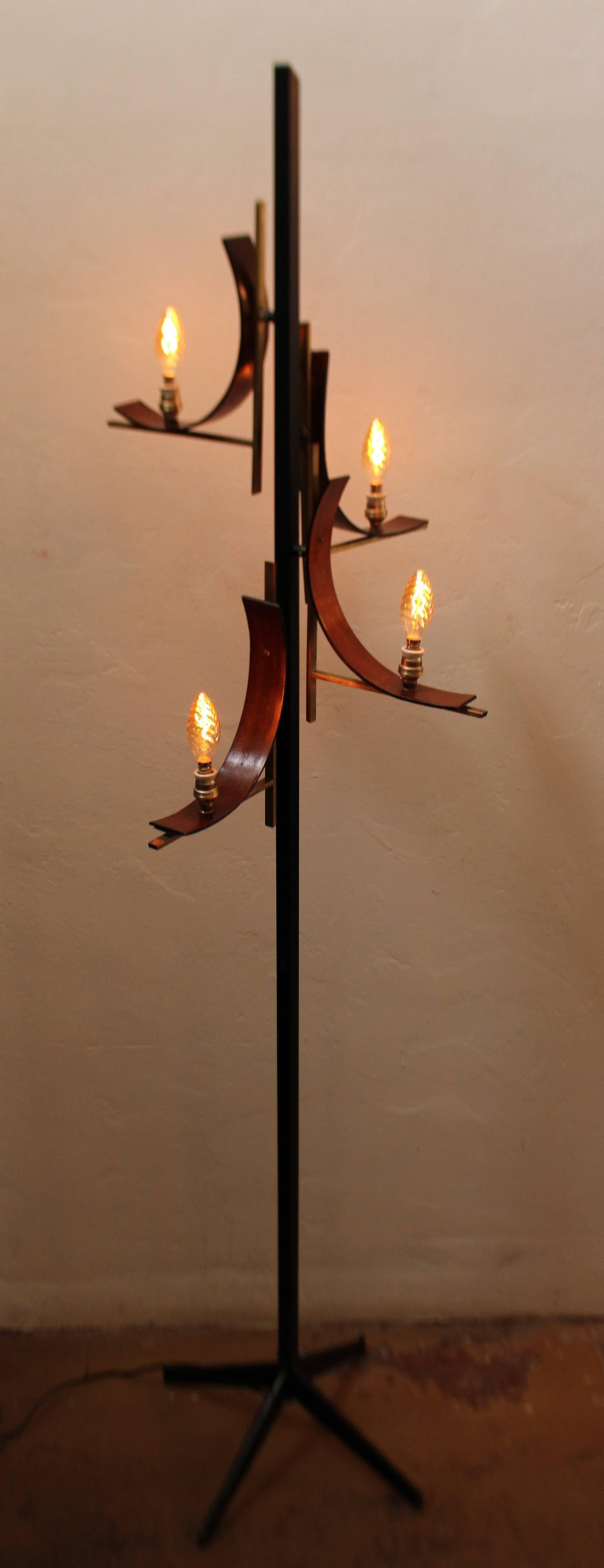 Lampada da terra italiana in stile Stilnovo. Base in metallo con portalampada in legno e ottone e ottone e ceramica.