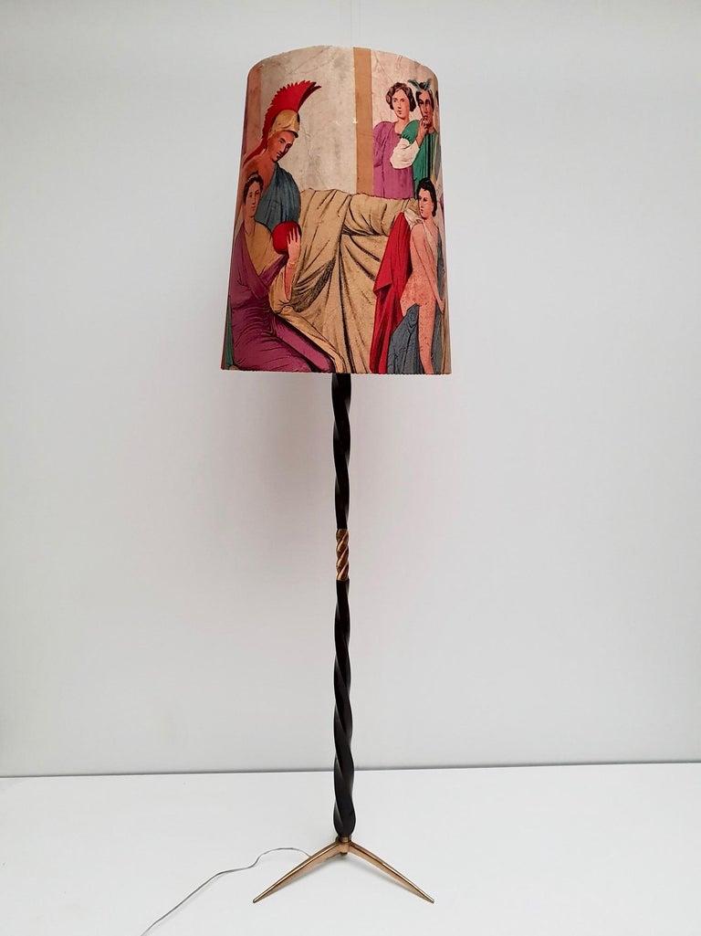 Stilvolle Stehlampe aus Messing, die Osvaldo Borsani zugeschrieben wird, eine italienische Stehlampe aus den 1950er Jahren mit einem originalen Lampenschirm mit Abbildungen der antiken römischen Oberschicht.

Griechischer Hoplit,
