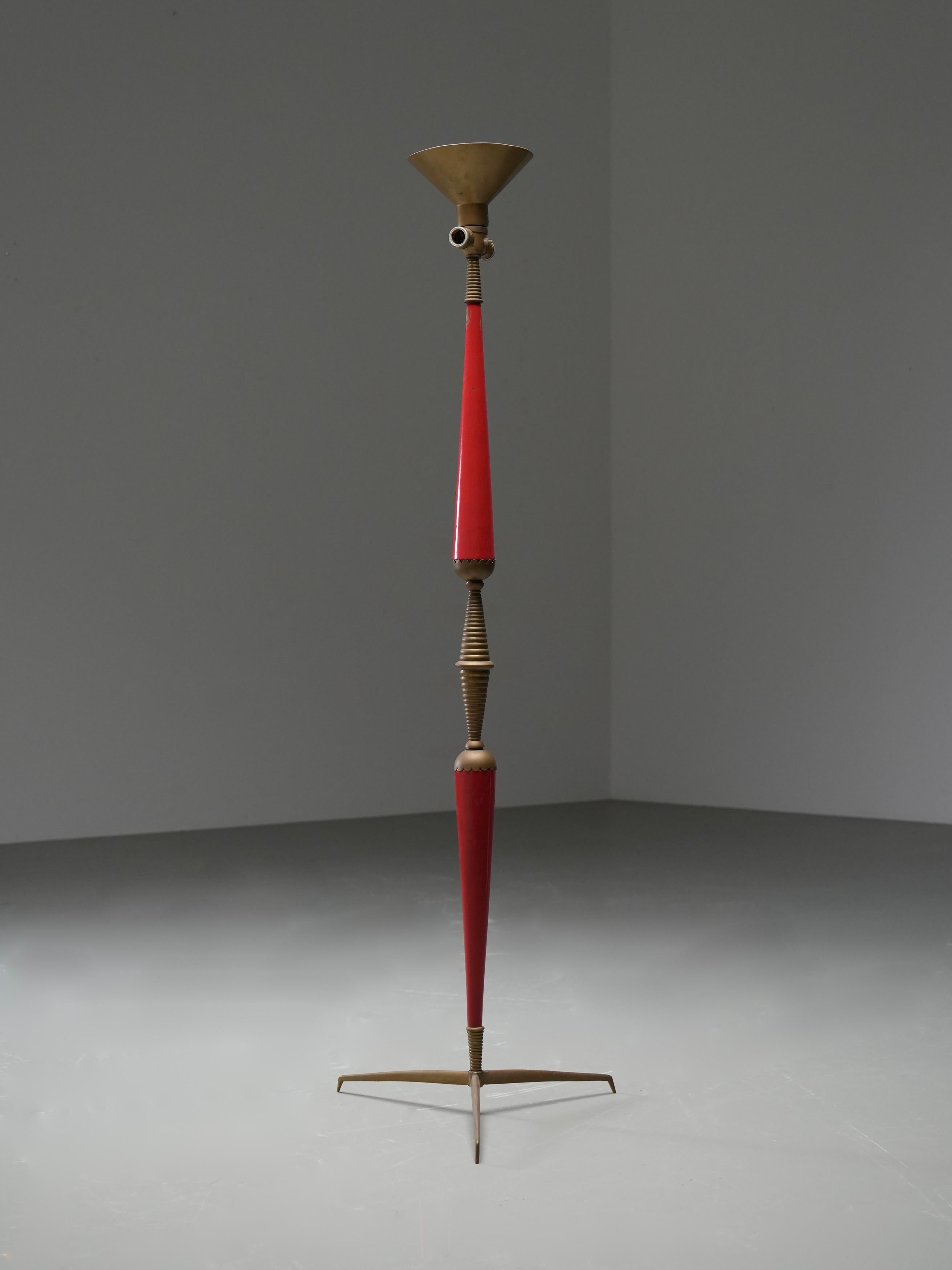 Italienische Stehlampe aus den 1950er Jahren mit eleganten Messingdetails und einem leuchtend rot lackierten Schaft. Der skulpturale Rhythmus der gerippten und geschwungenen Elemente erinnert an den raffinierten Stil von Paolo Buffa und anderen