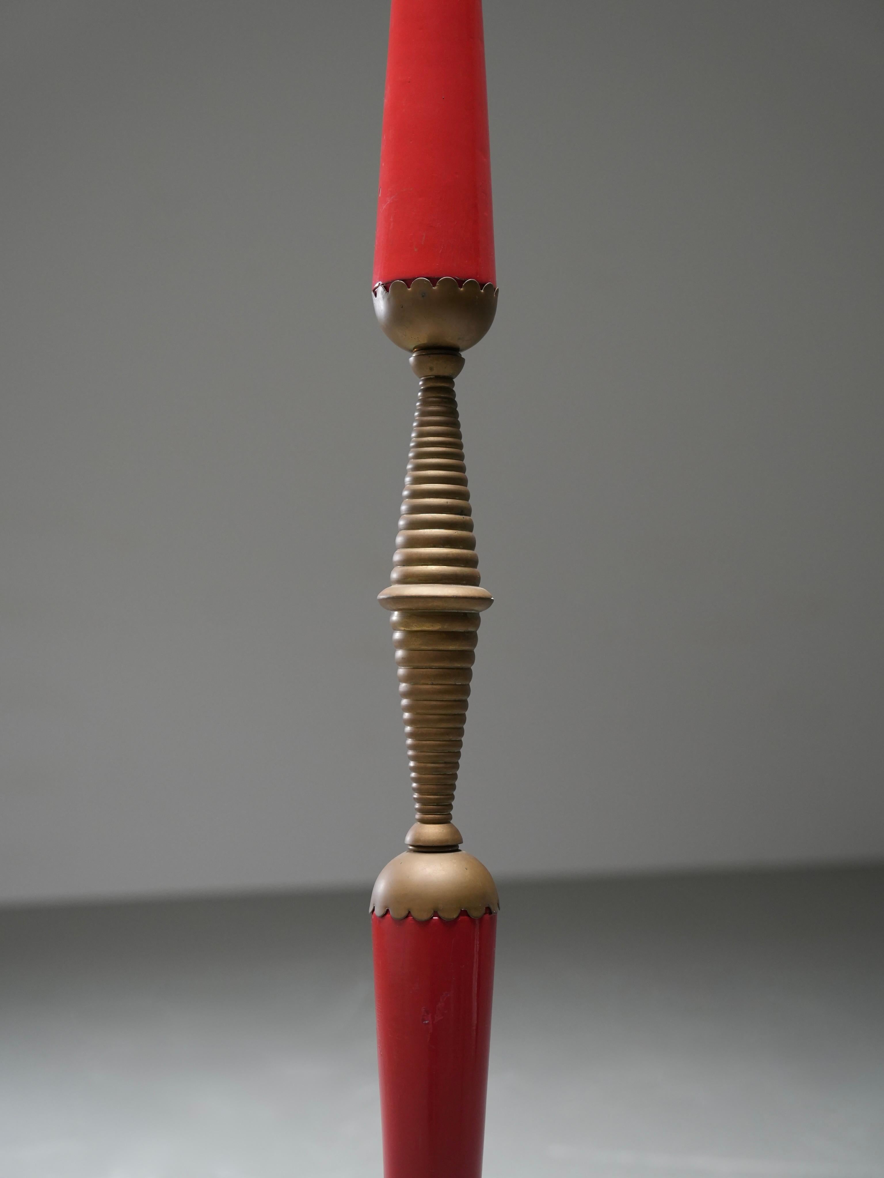 Italienische Stehlampe aus den 1950er Jahren mit Messing-Akzenten und rotem Original-Lack (Moderne der Mitte des Jahrhunderts) im Angebot