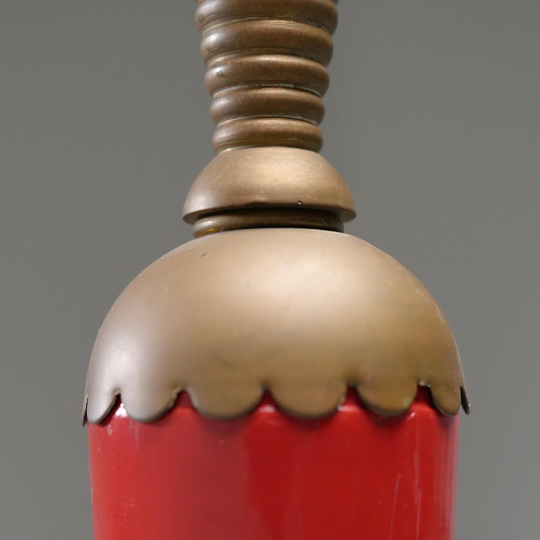 Italienische Stehlampe aus den 1950er Jahren mit Messing-Akzenten und rotem Original-Lack im Zustand „Gut“ im Angebot in Uithoorn, NL