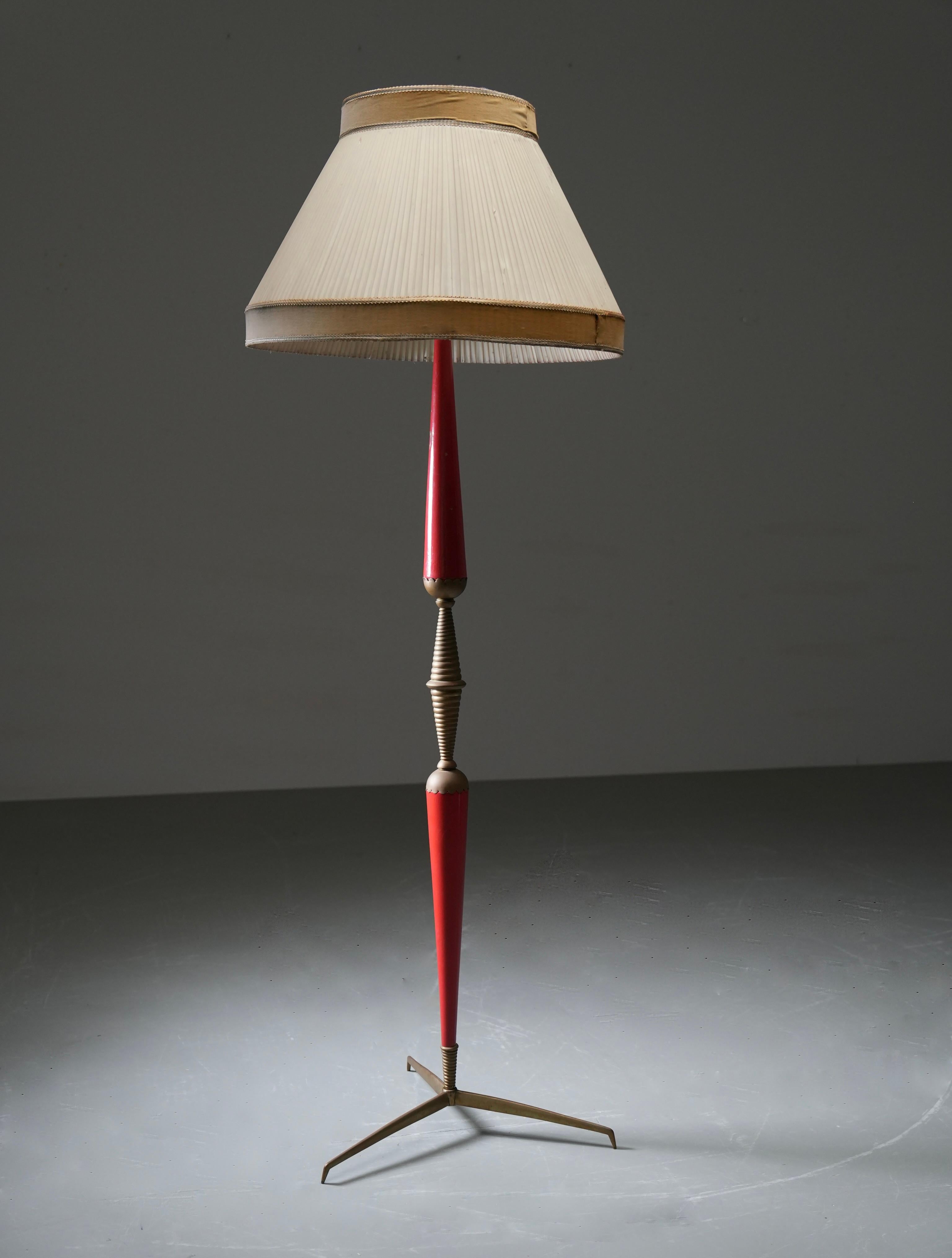 Italienische Stehlampe aus den 1950er Jahren mit Messing-Akzenten und rotem Original-Lack (Mitte des 20. Jahrhunderts) im Angebot