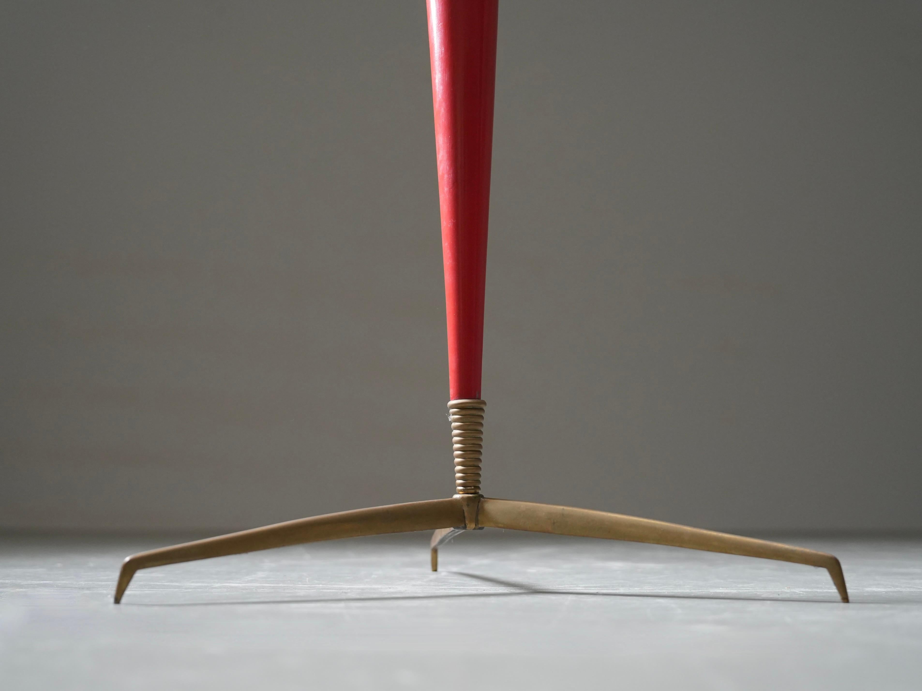 Italienische Stehlampe aus den 1950er Jahren mit Messing-Akzenten und rotem Original-Lack im Angebot 1
