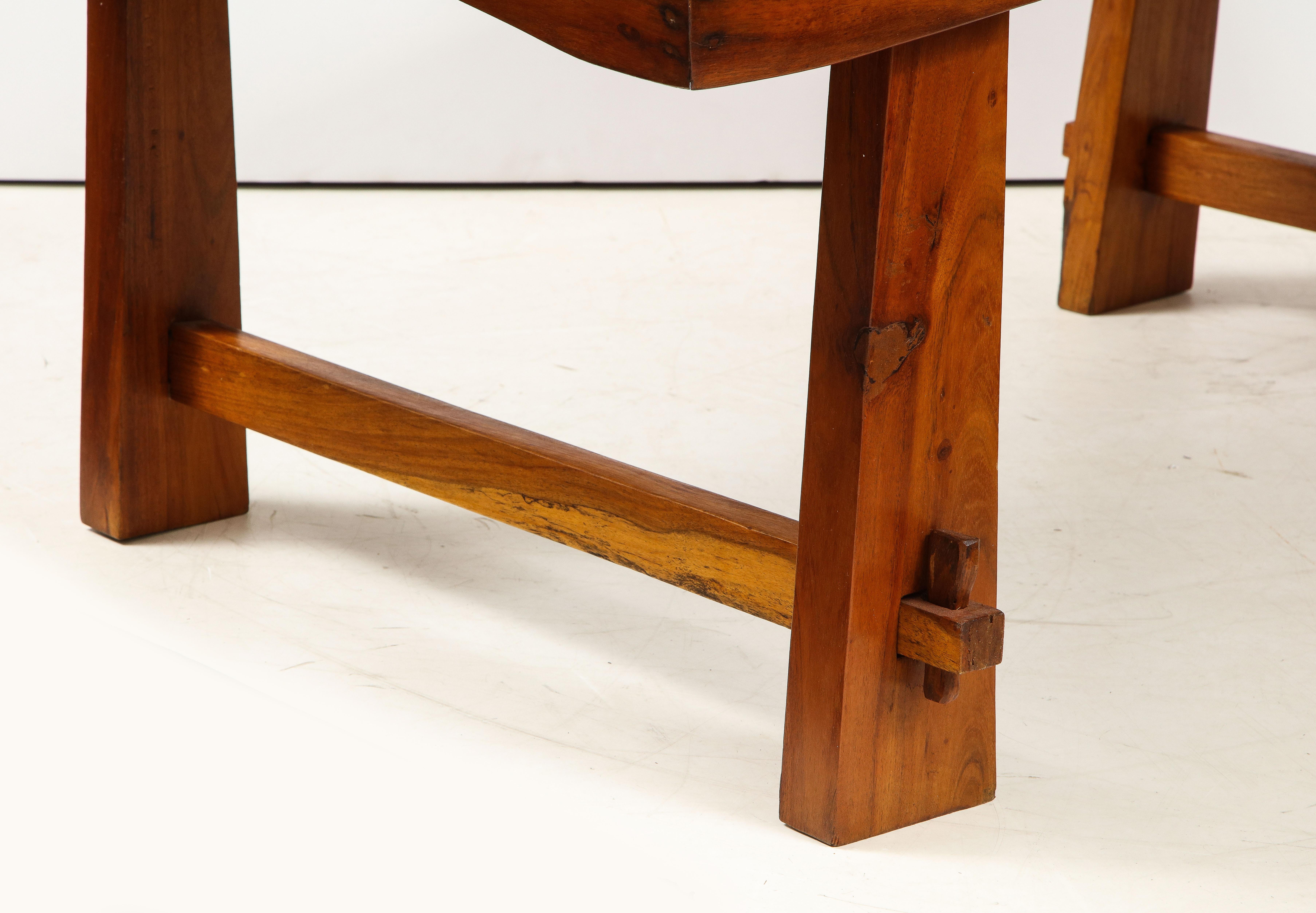 Table basse italienne d'art populaire des années 1950 en noyer massif en vente 2
