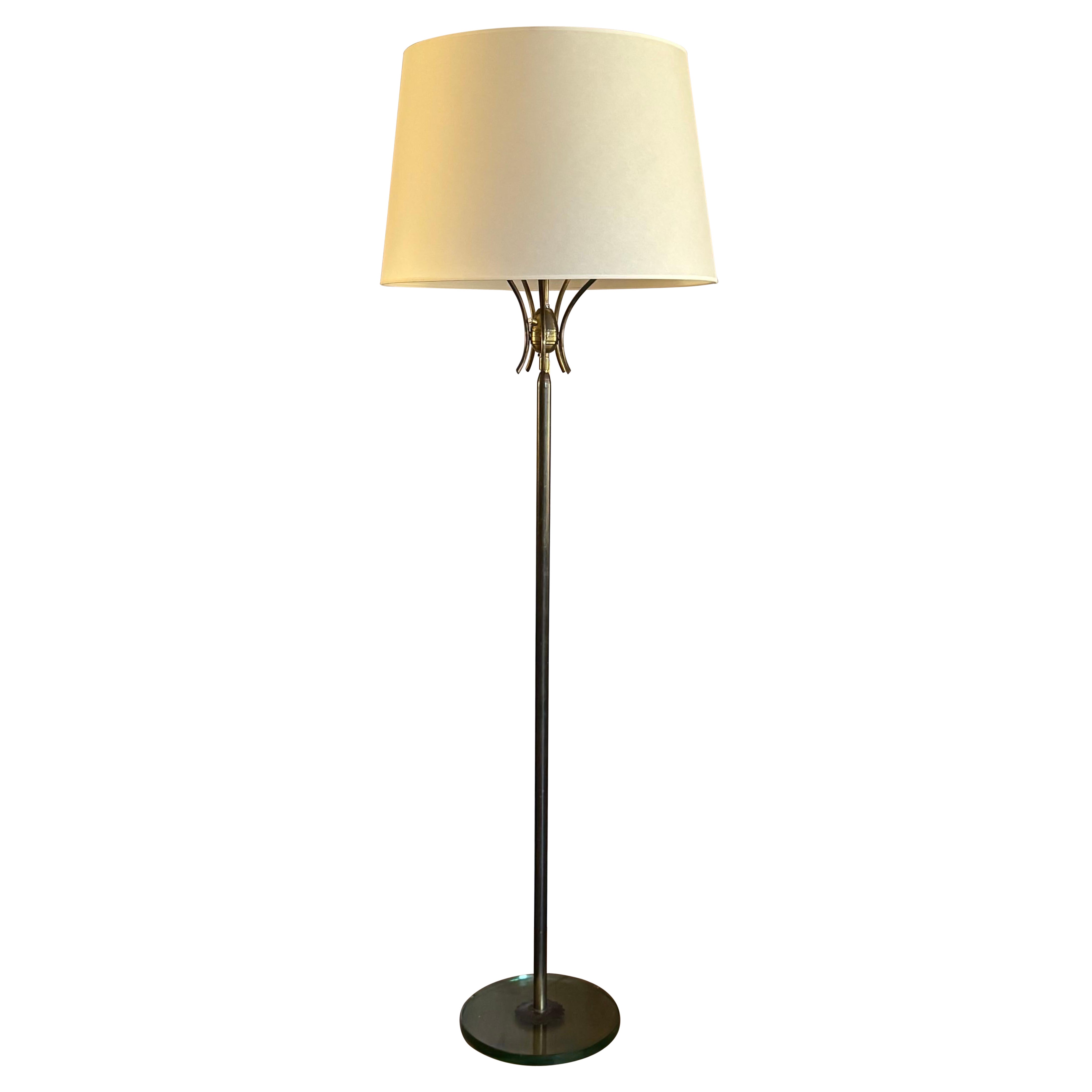 Lampada da terra in metallo dorato con base in vetro Fontana Arte, Italia, anni '50