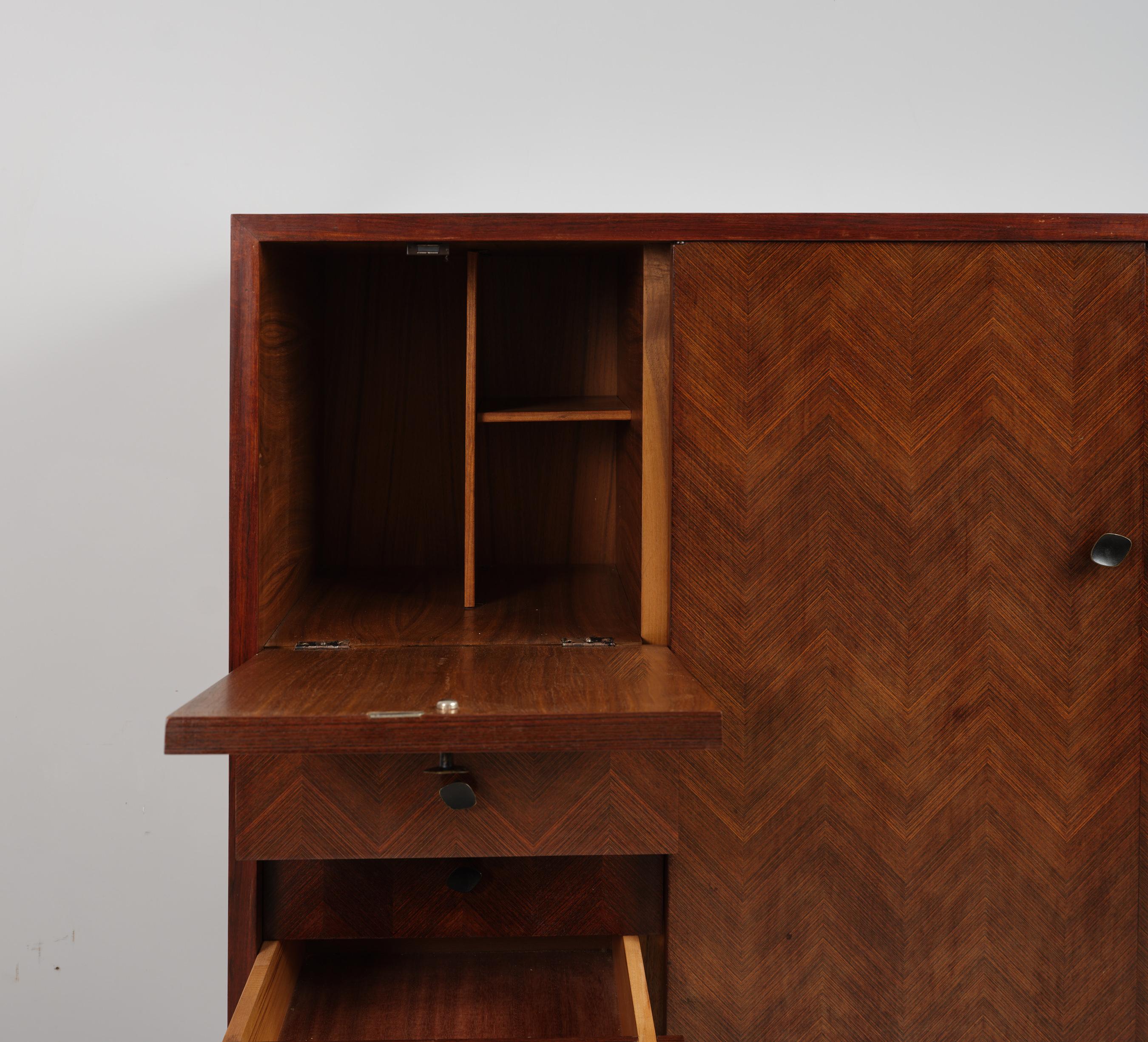 Italian 1950s High Cabinet with Chevron Veneer and Functional Storage In Good Condition For Sale In Rome, IT
