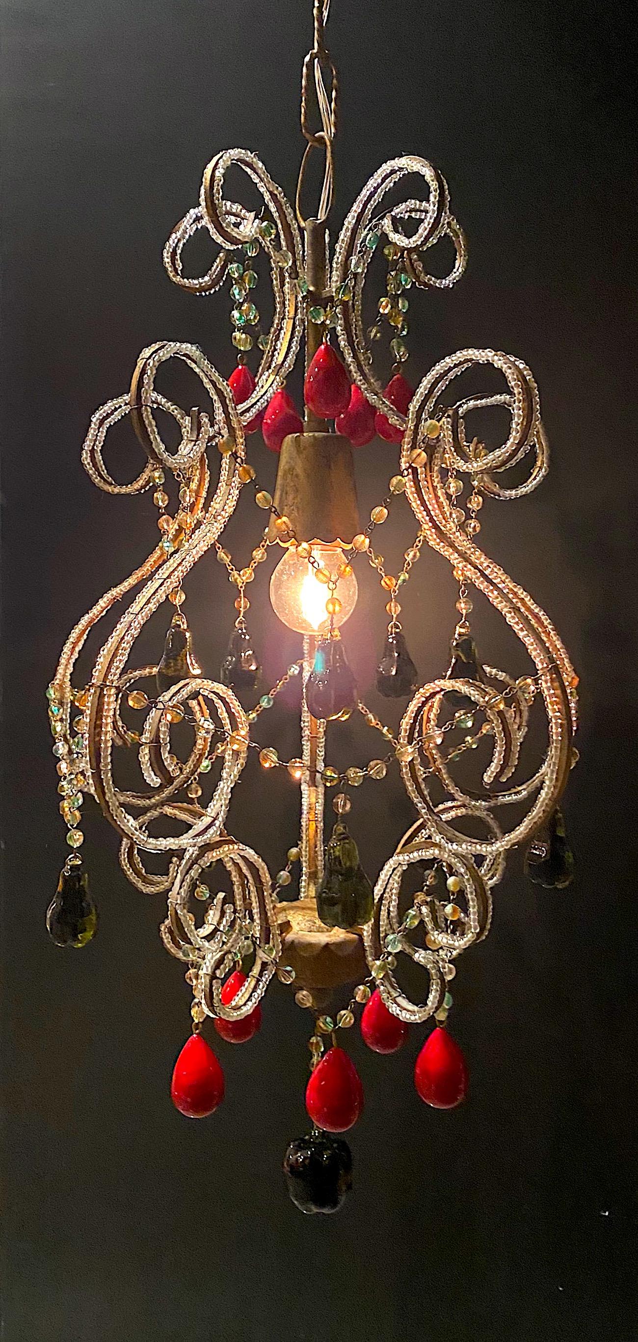 Lampe pendante italienne Hollywood Regency avec fruits et perles vénitiens, vers 1950. Le cadre en fer a une finition dorée peinte et est enveloppé de perles en verre clair faites à la main et polies. Les cinq supports de la lampe comportent quatre