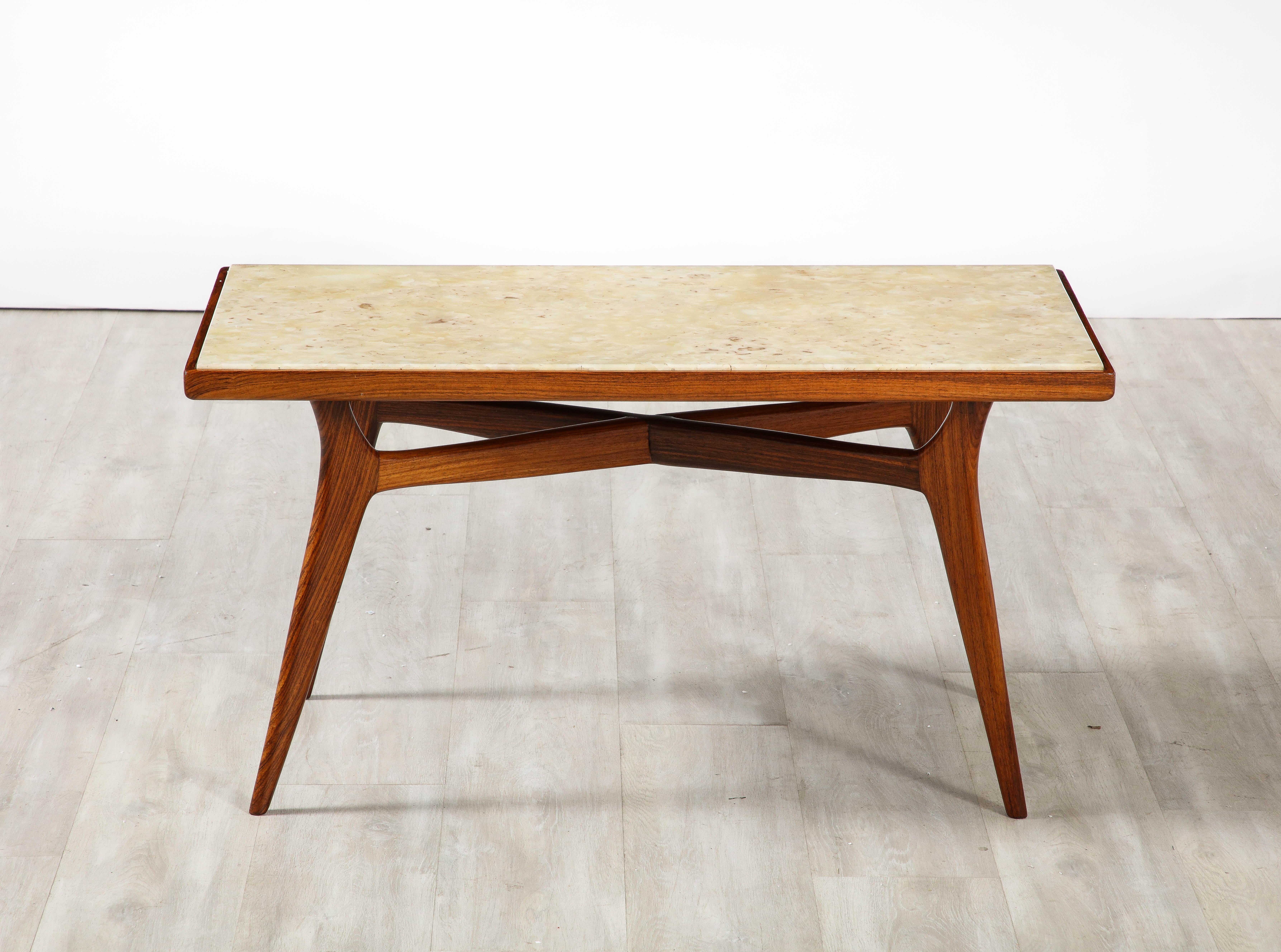 Table basse italienne des années 1950 attribuée à Ico Parisi. Le plateau rectangulaire en onyx affleure la bordure en palissandre et forme un contraste saisissant avec la base, elle aussi entièrement fabriquée dans un bois de palissandre riche et