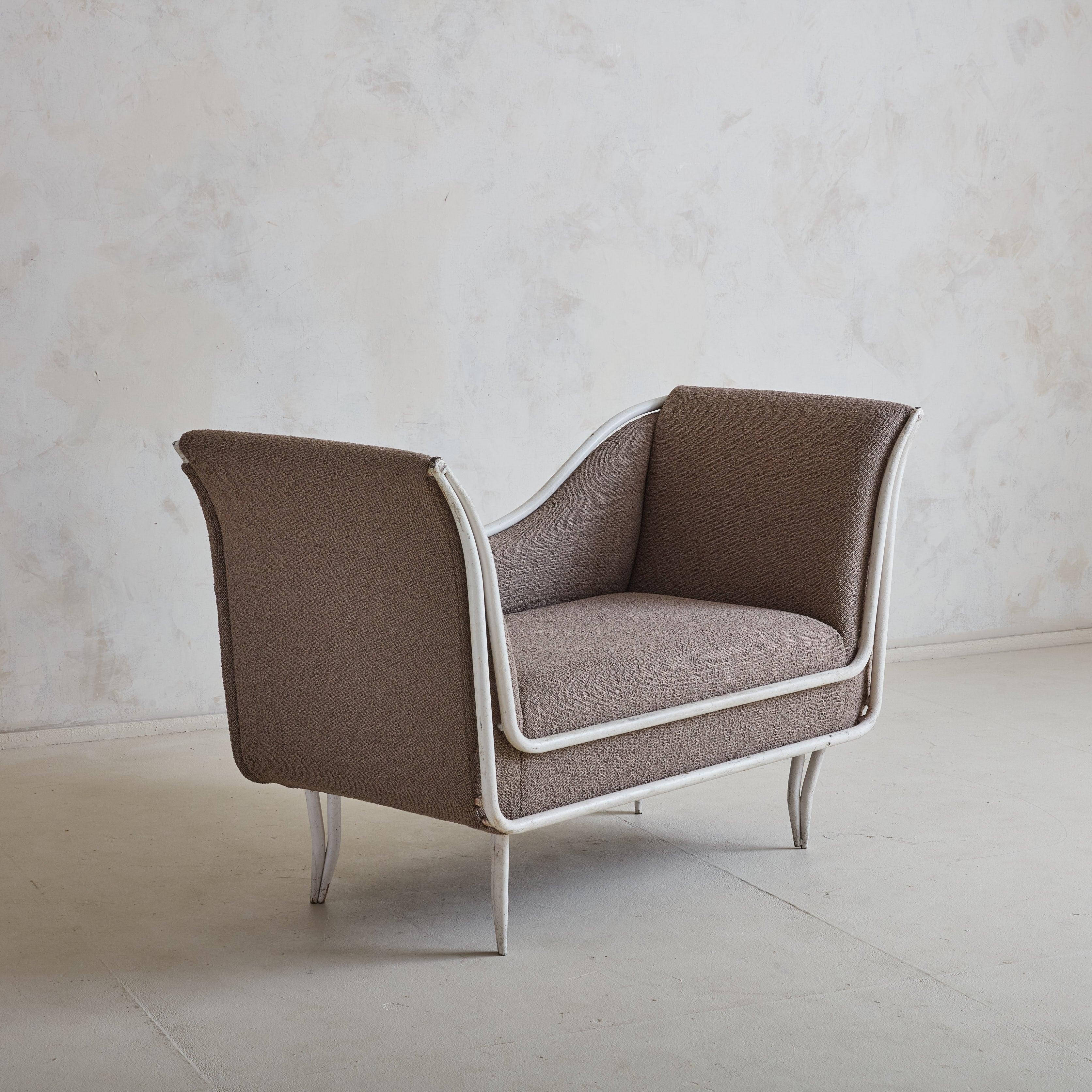 Un sofá cama italiano de los años 50, con una elegante estructura de metal blanco, respaldo elegantemente curvado, laterales altos y patas cónicas. Este sofá cama está tapizado en suave tela bouclé de color topo que complementa el nítido metal