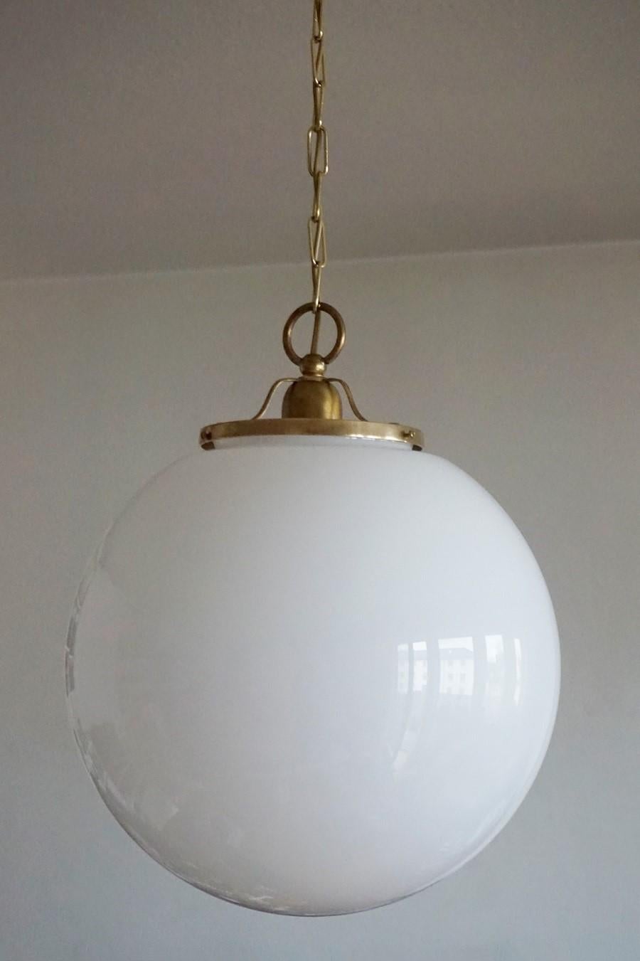 Grandes boules pendantes en verre opalin soufflé à la main, montées en laiton avec une seule douille E-27 pour une ampoule de grande taille, Italie. 1950s.
Mesures : Diamètre 14