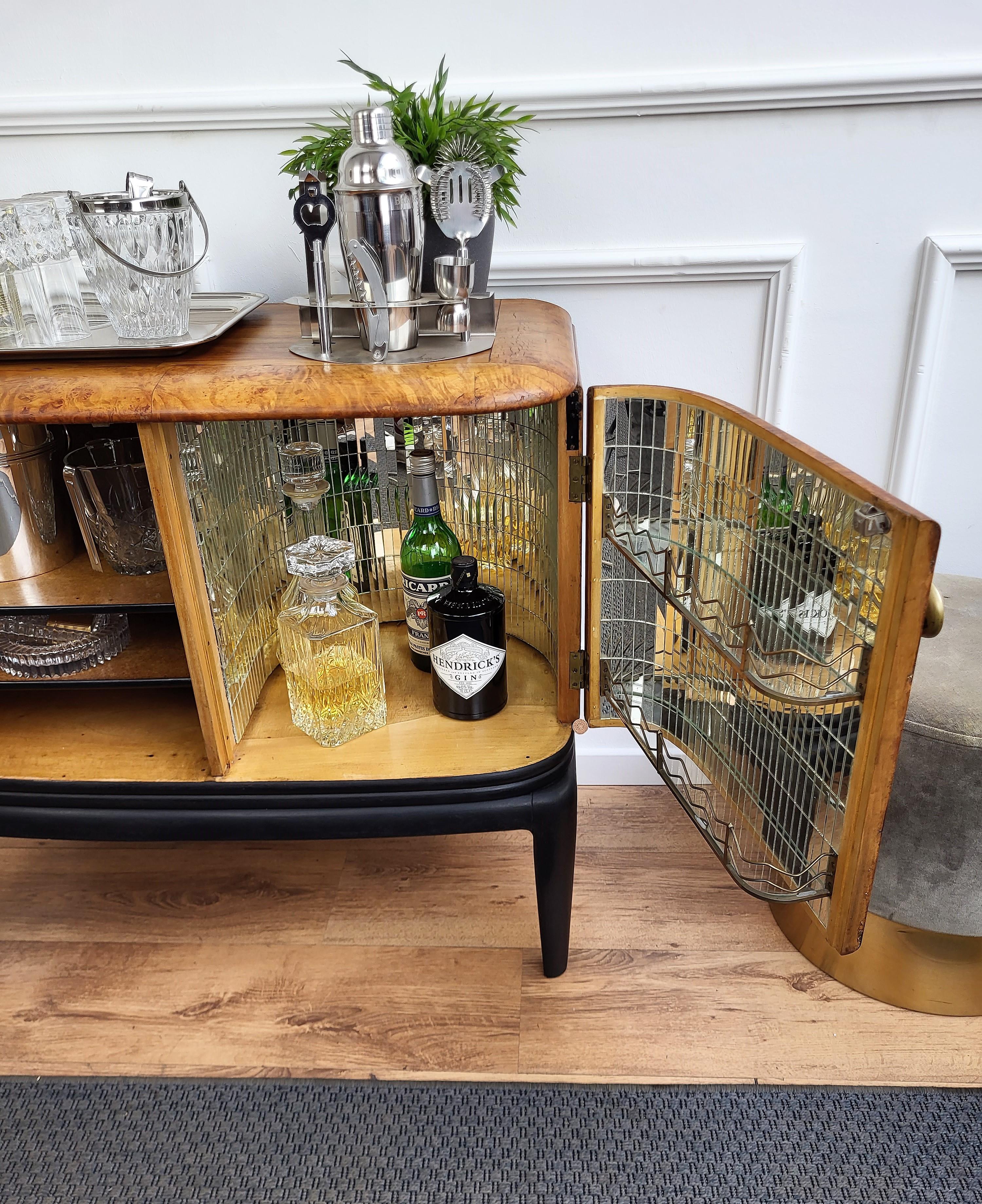 Italian 1950s Mid-Century Modern Walnut and Mirror Mosaic Dry Bar Cabinet In Good Condition In Carimate, Como