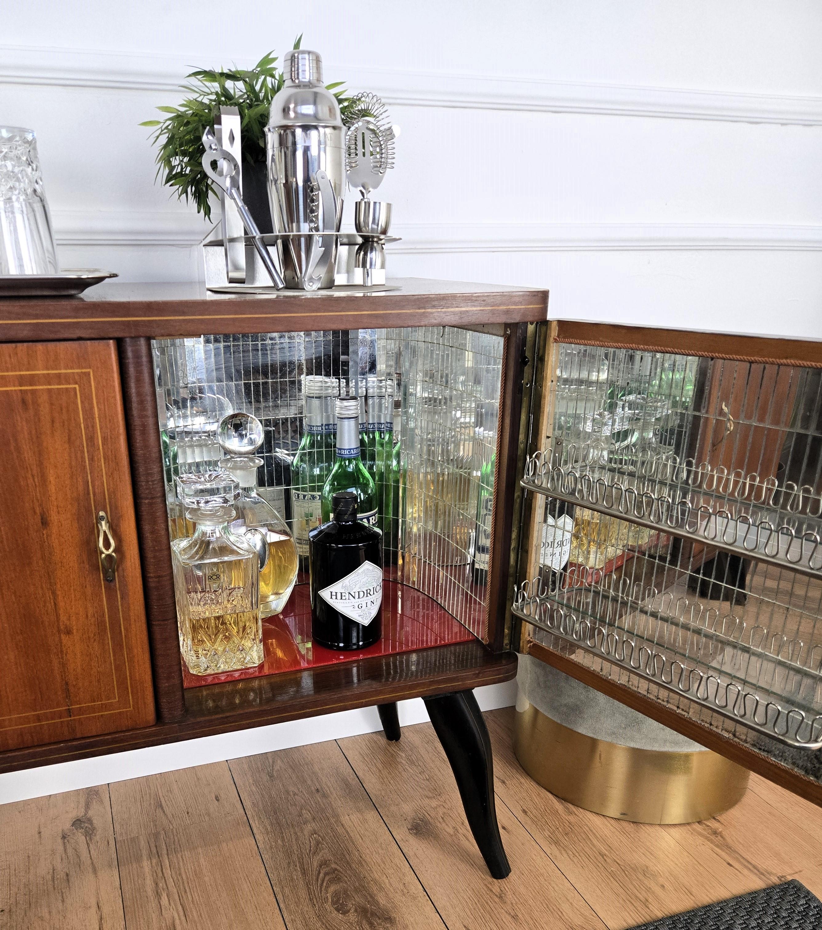 Italian 1950s Mid-Century Modern Walnut and Mirror Mosaic Dry Bar Cabinet In Good Condition In Carimate, Como