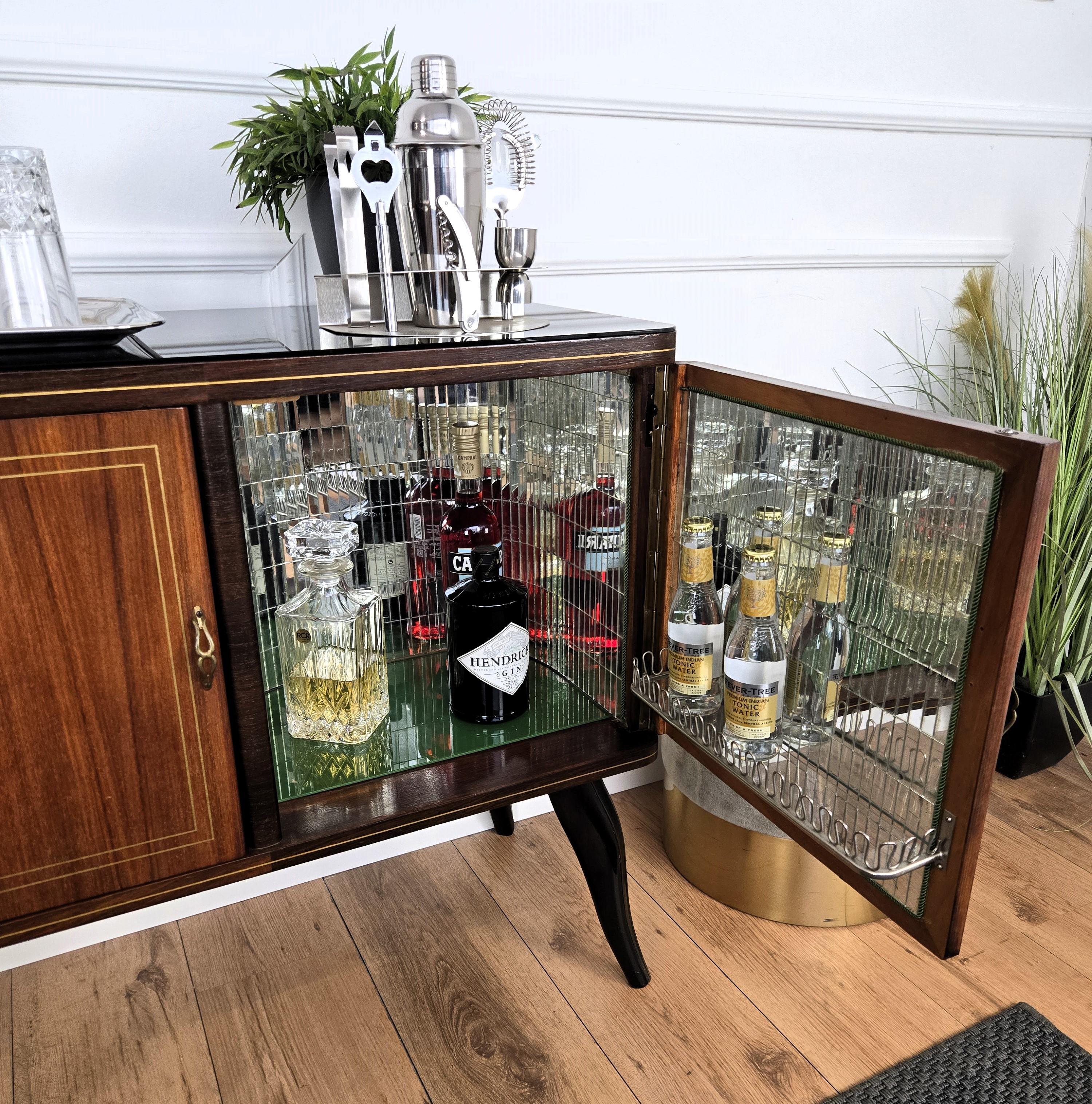 Italian 1950s Mid-Century Modern Walnut and Mirror Mosaic Dry Bar Cabinet In Good Condition For Sale In Carimate, Como
