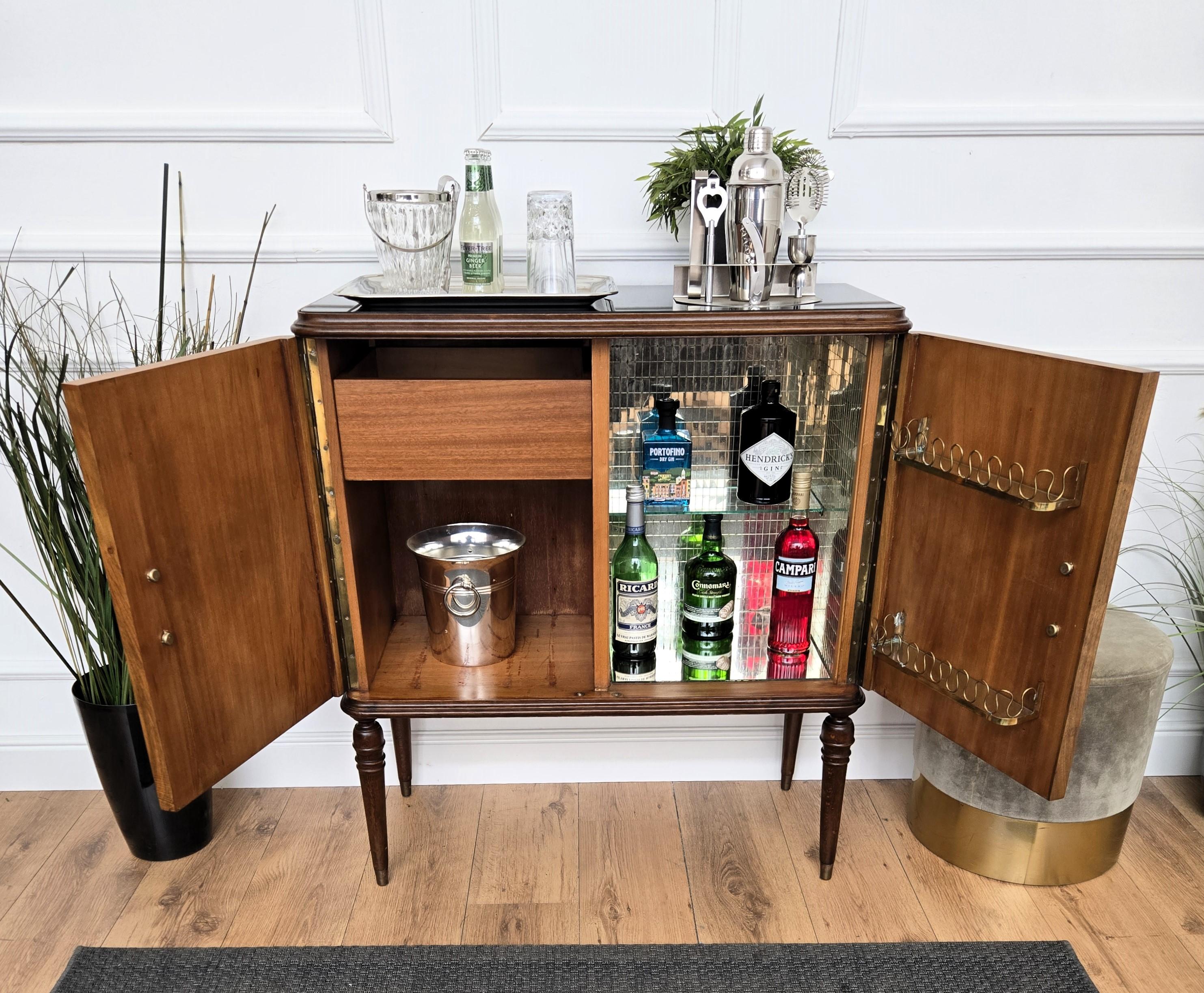 Italian 1950s Mid-Century Modern Walnut and Mirror Mosaic Dry Bar Liquor Cabinet In Good Condition In Carimate, Como