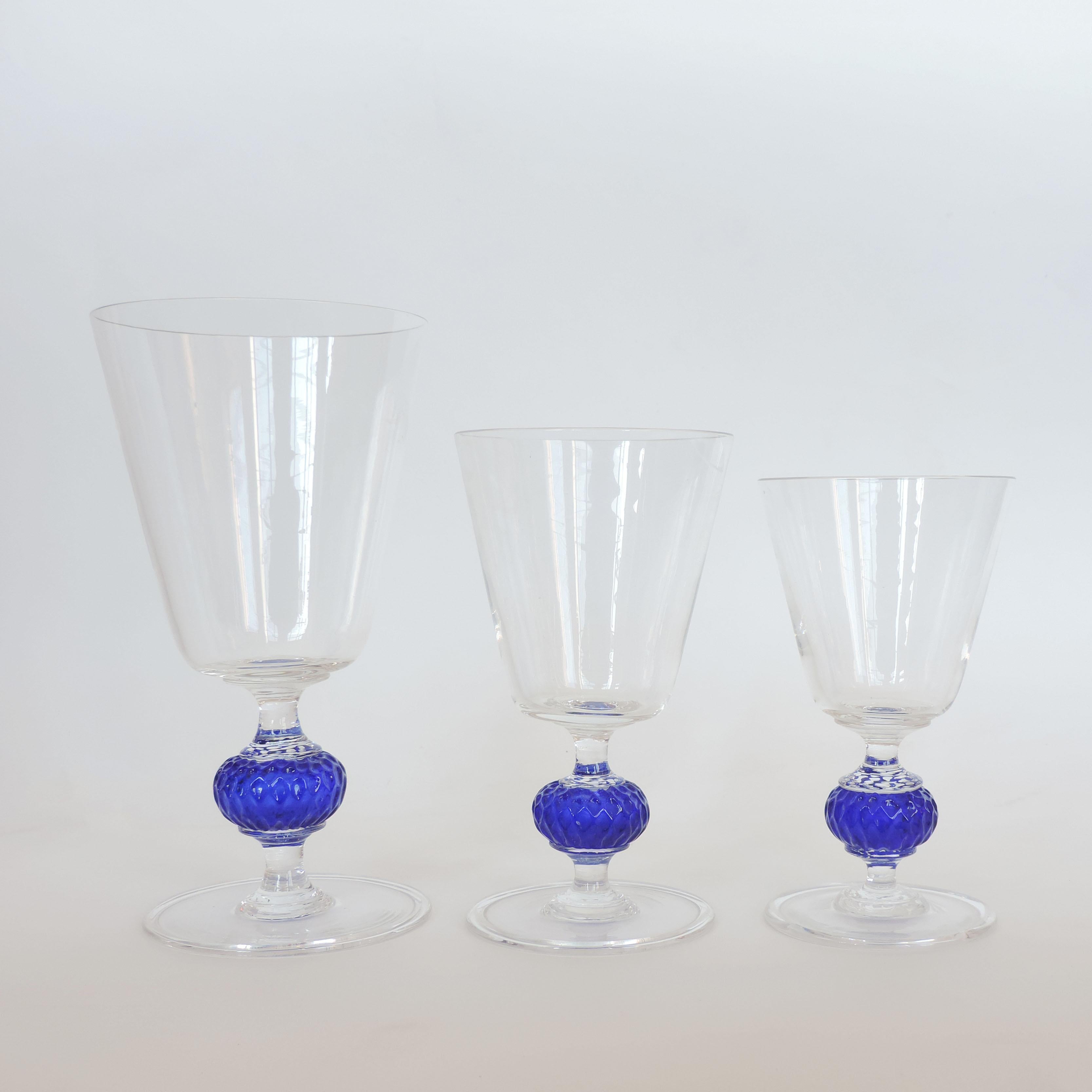 Mid-Century Modern Ensemble de 40 verres à boire en verre de Murano soufflé à la main des années 1950 en Italie en vente