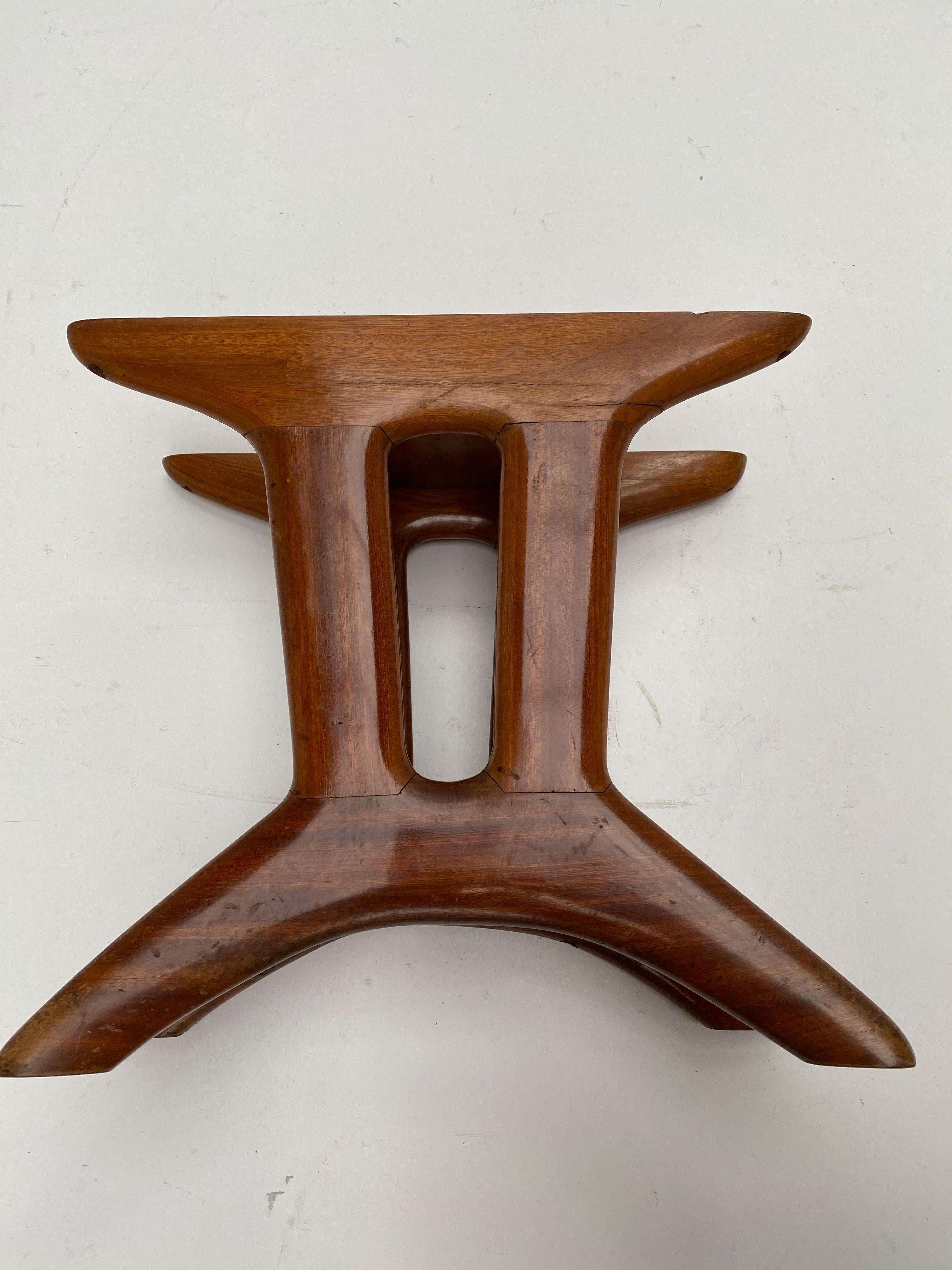 Italian 1950s Organic Carved Walnut and Marble-Top Side Table with Bras Detail For Sale 3