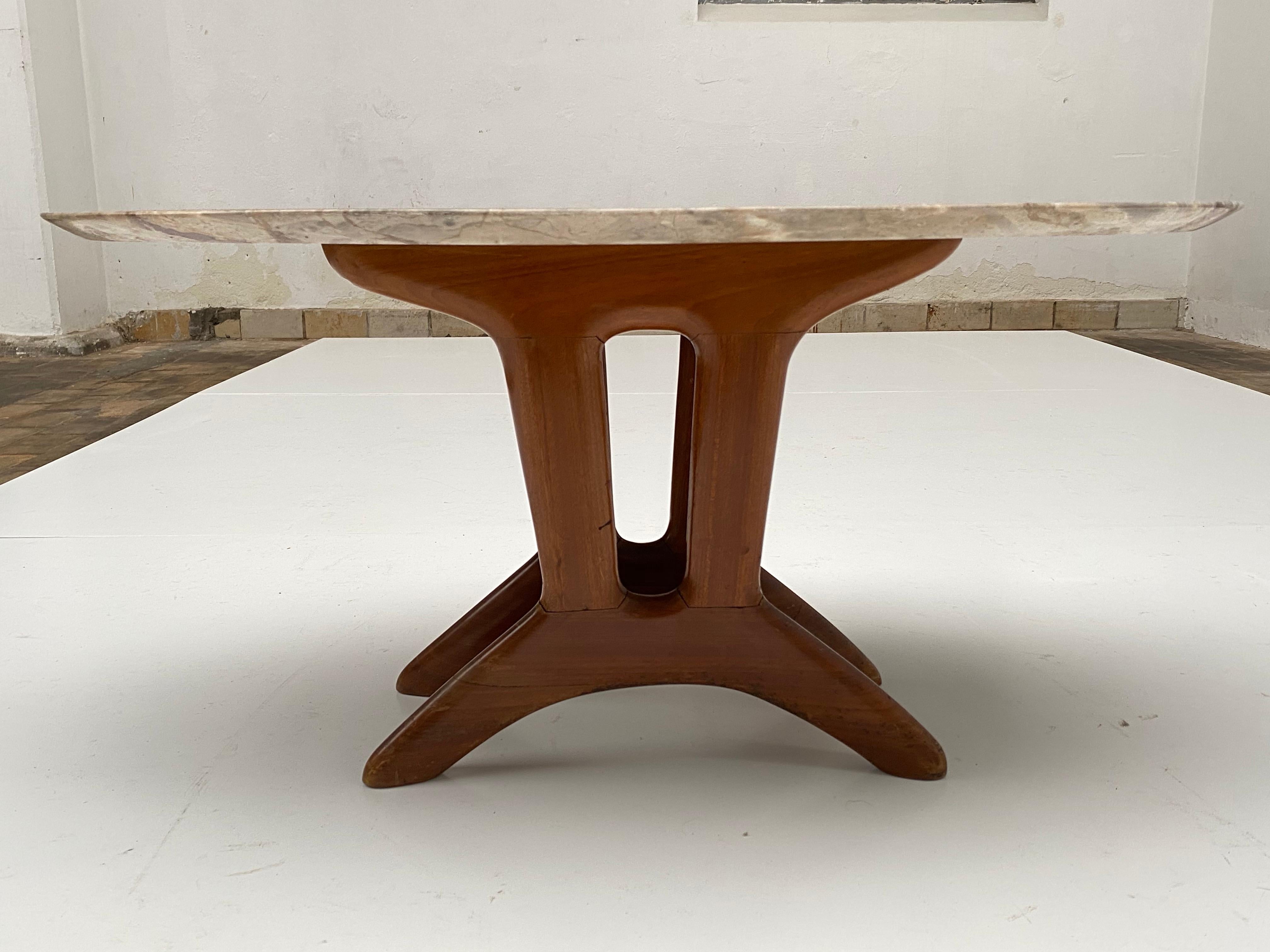 Italian 1950s Organic Carved Walnut and Marble-Top Side Table with Bras Detail For Sale 7