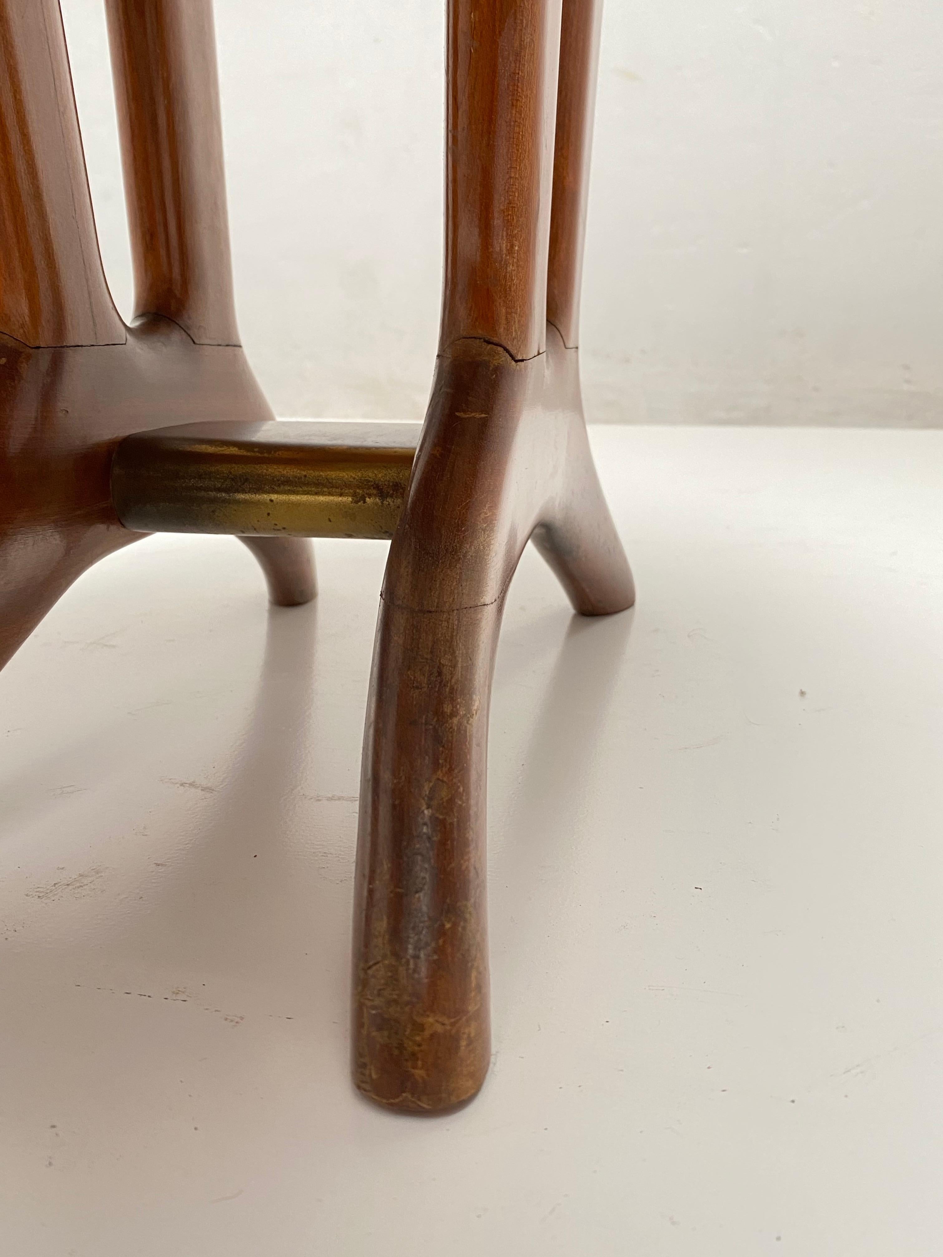 Milieu du XXe siècle Table d'appoint organique des années 1950 en noyer sculpté et plateau en marbre:: avec détail en forme de bras en vente