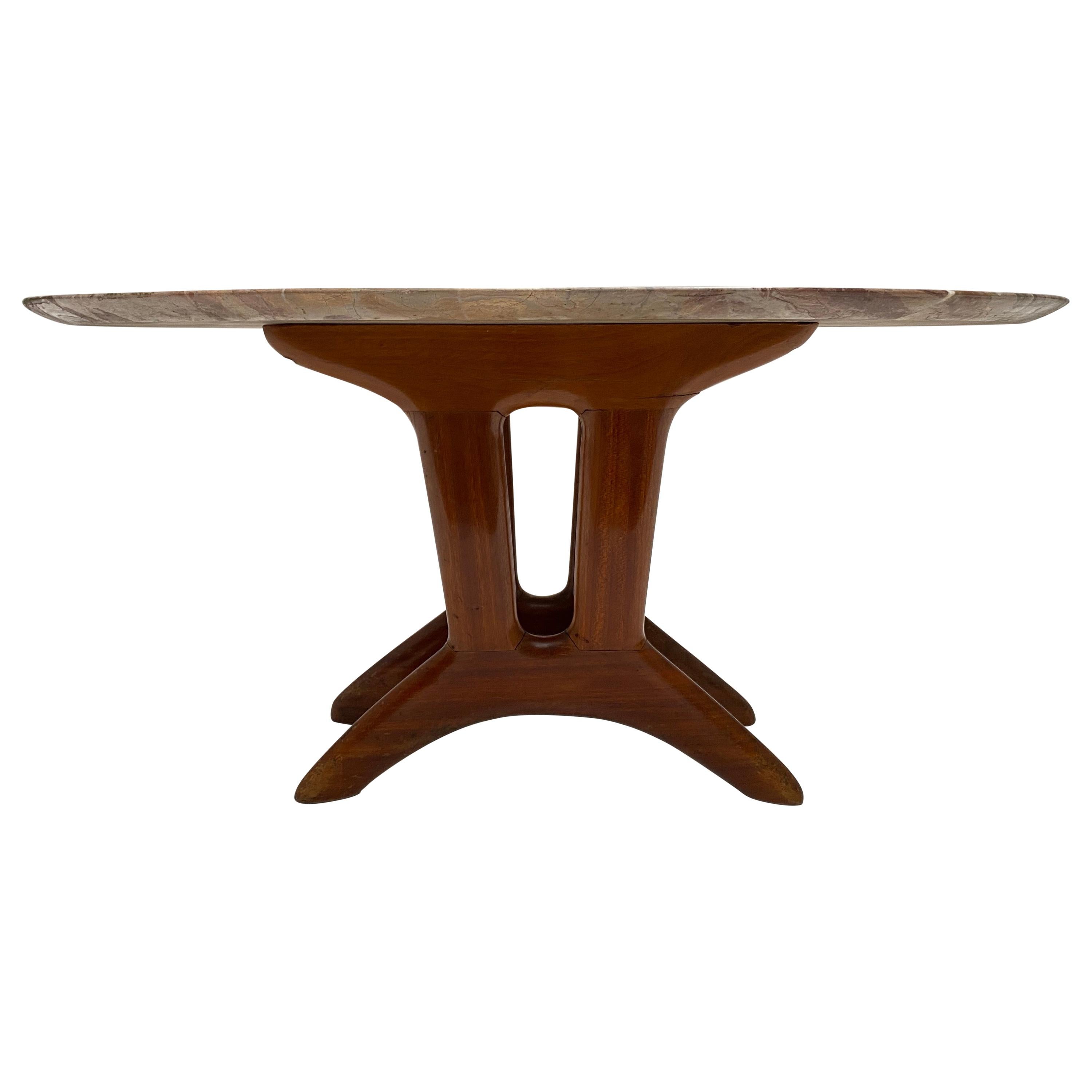 Table d'appoint organique des années 1950 en noyer sculpté et plateau en marbre:: avec détail en forme de bras en vente