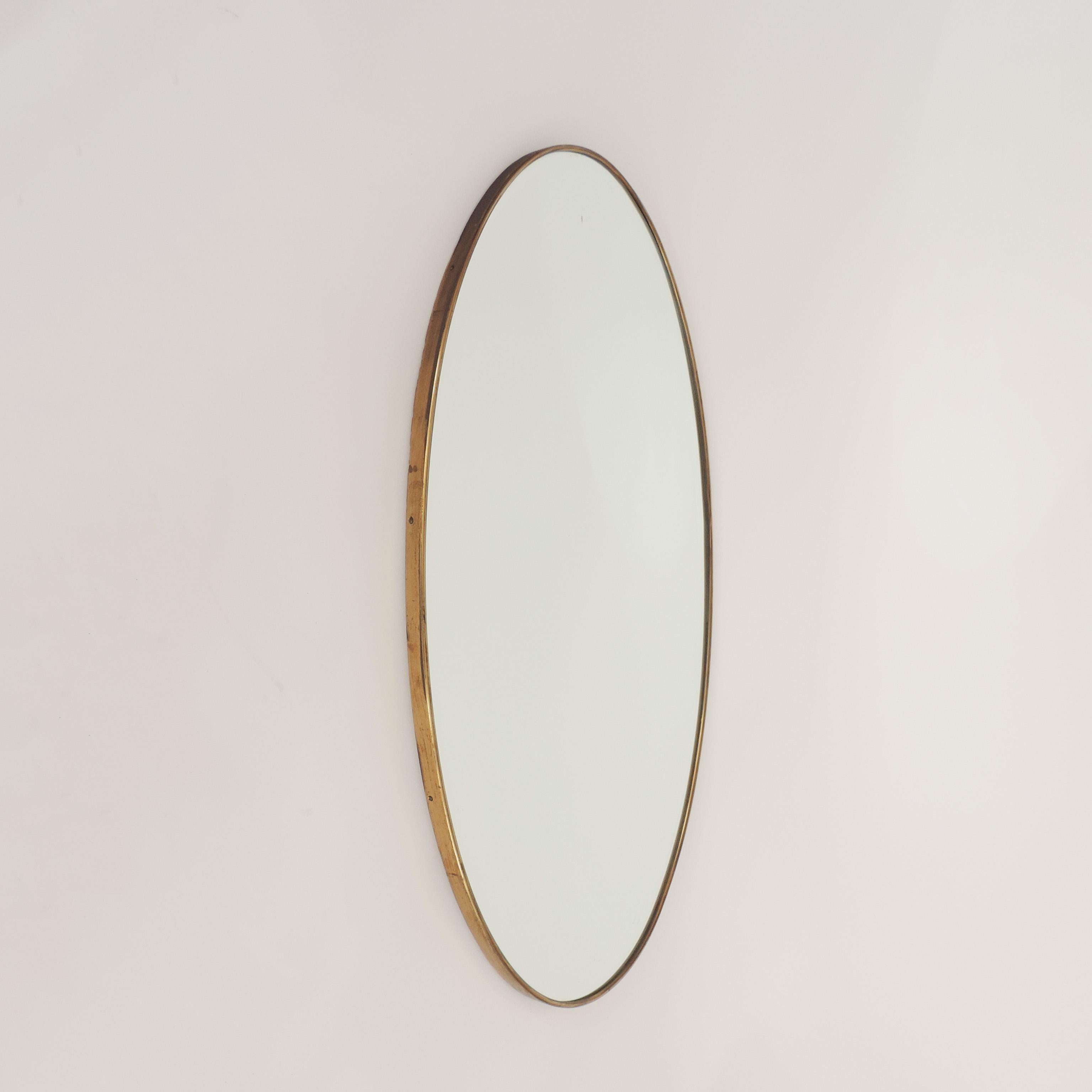 Italian 1950s Oval Brass Framed Glass Mirror In Good Condition For Sale In Milan, IT