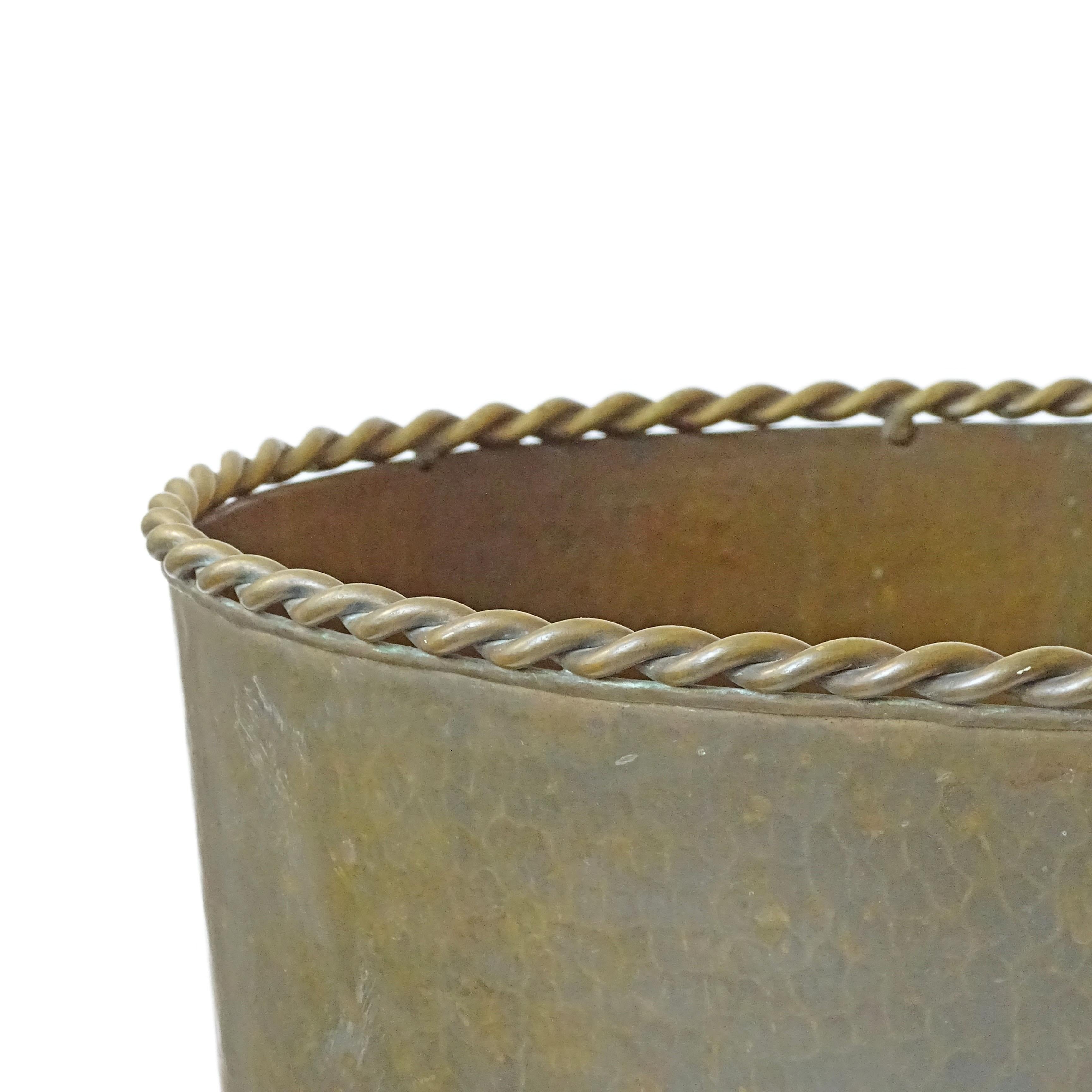 Italian 1950s Oval Hammered Brass and Rope Twist Edge Umbrella Stand In Good Condition For Sale In Milan, IT