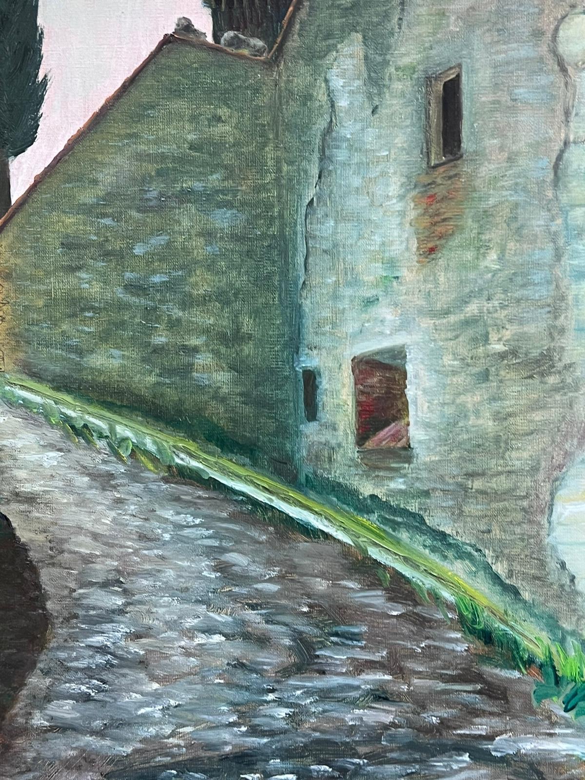 Ciprés Viejo Pueblo Toscano de Piedra Casas Callejón sinuoso Pintura al óleo firmada en venta 2