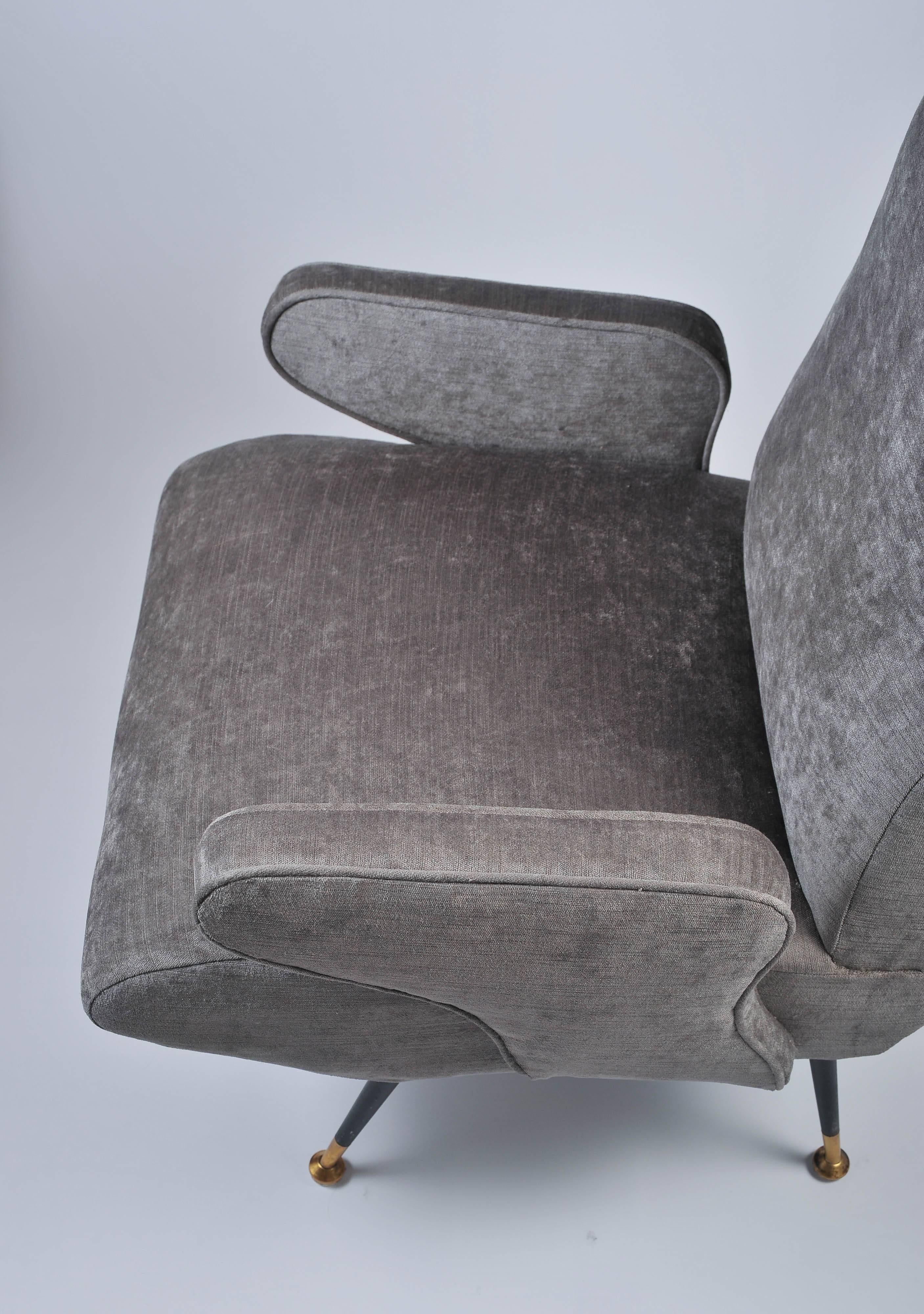 20th Century Mid-Century Modern Italian 1950s Pair of Nino Zoncada Armchairs in Grey, Fabric For Sale